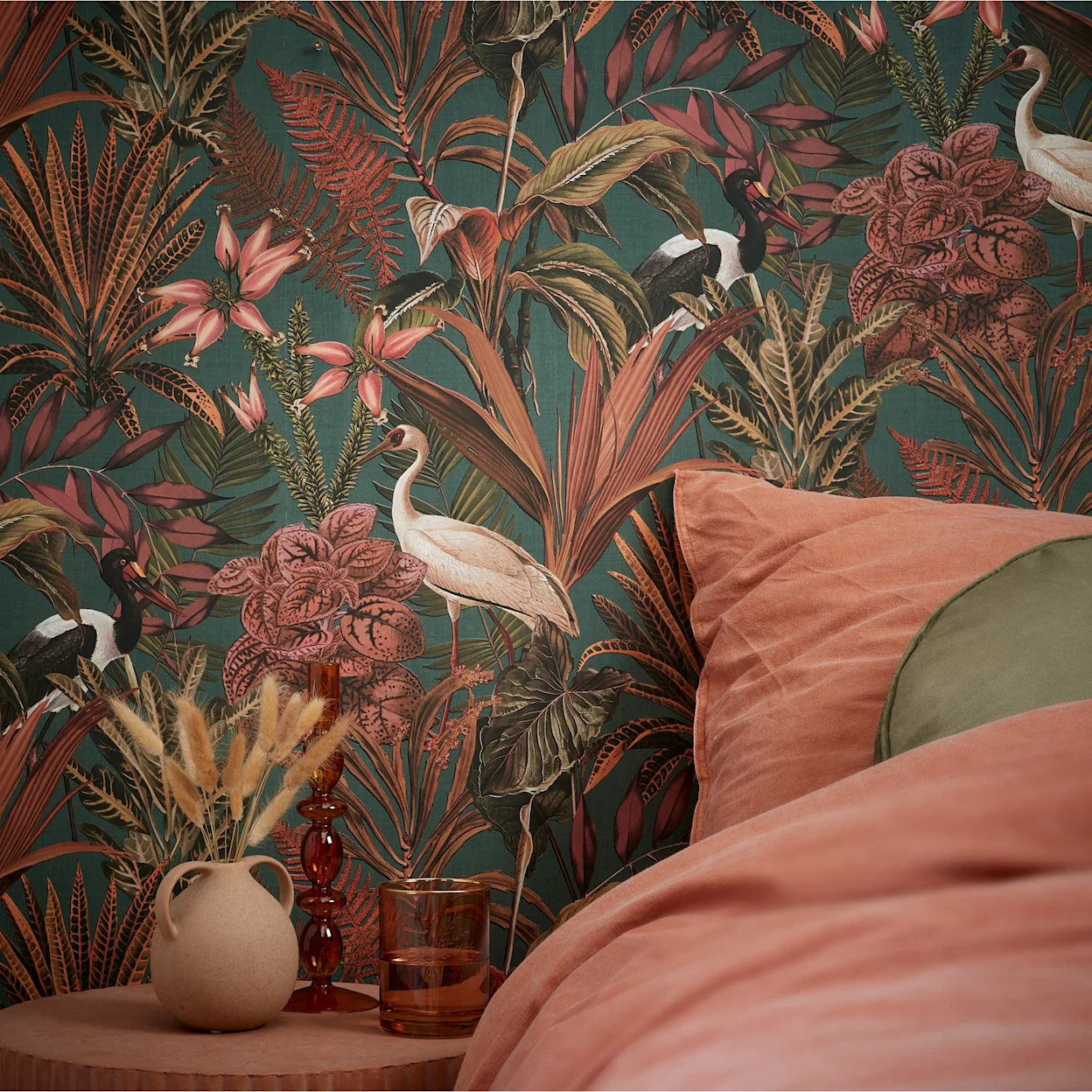 Behang met vogelprint in de slaapkamer