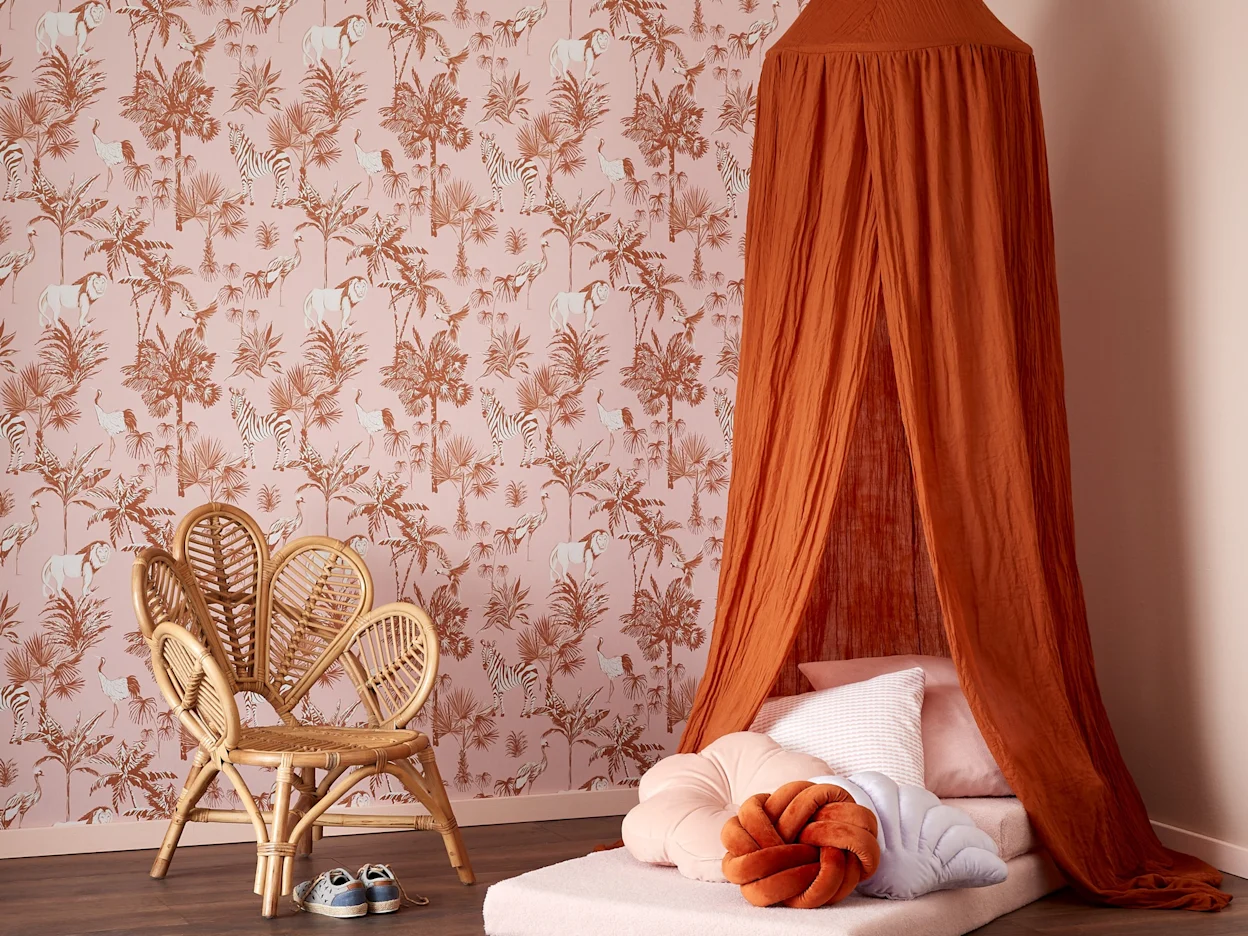 Kinderkamer met roze jungle behang