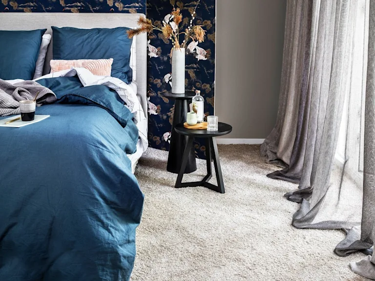 Slaapkamer met luxe hotelchique uitstraling door hoogpolig grijs tapijt