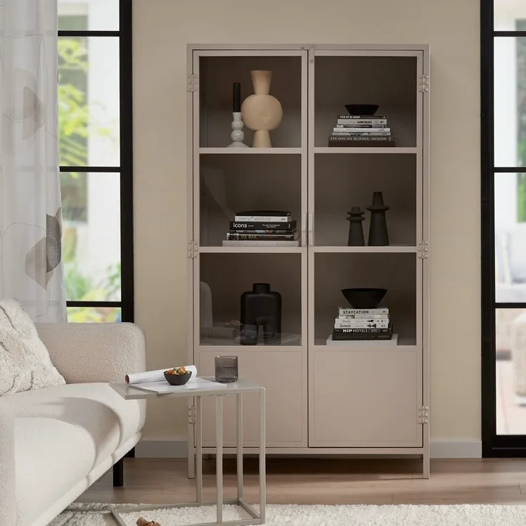 Beige servieskast in woonkamer