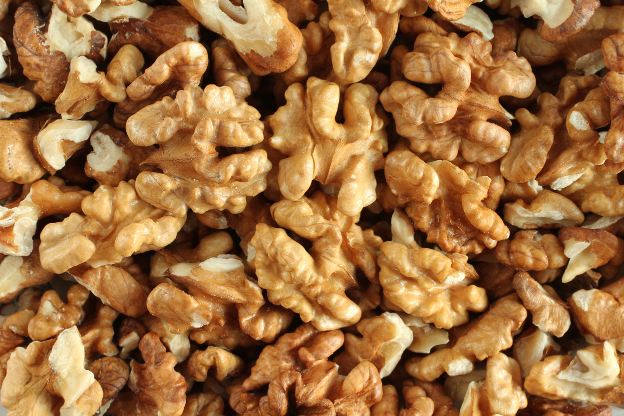7 Key Benefits of Walnuts (Plus The Most Delicious Ways to Eat Them)