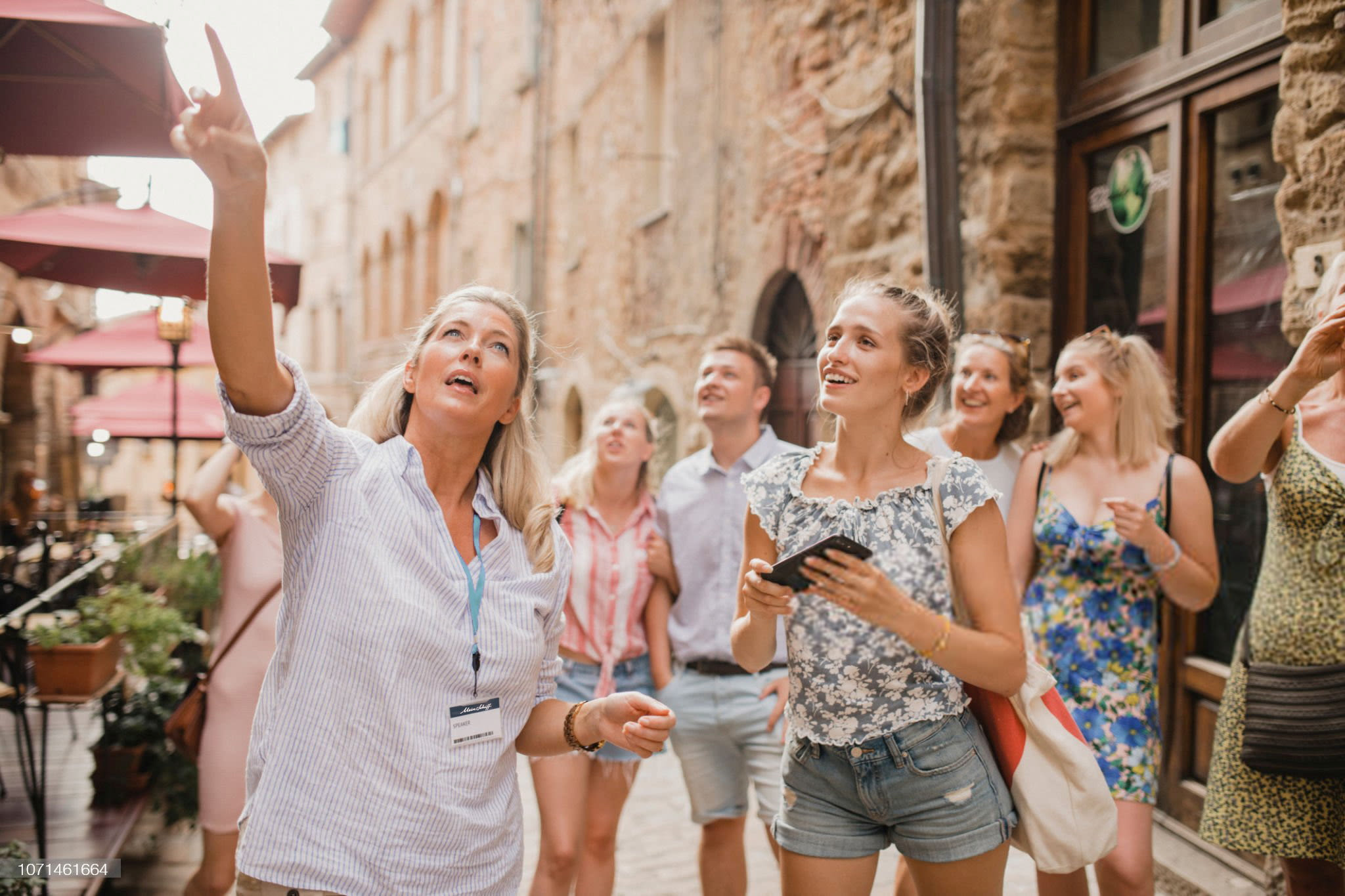 Gruppe mit Tourguide in der Stadt
