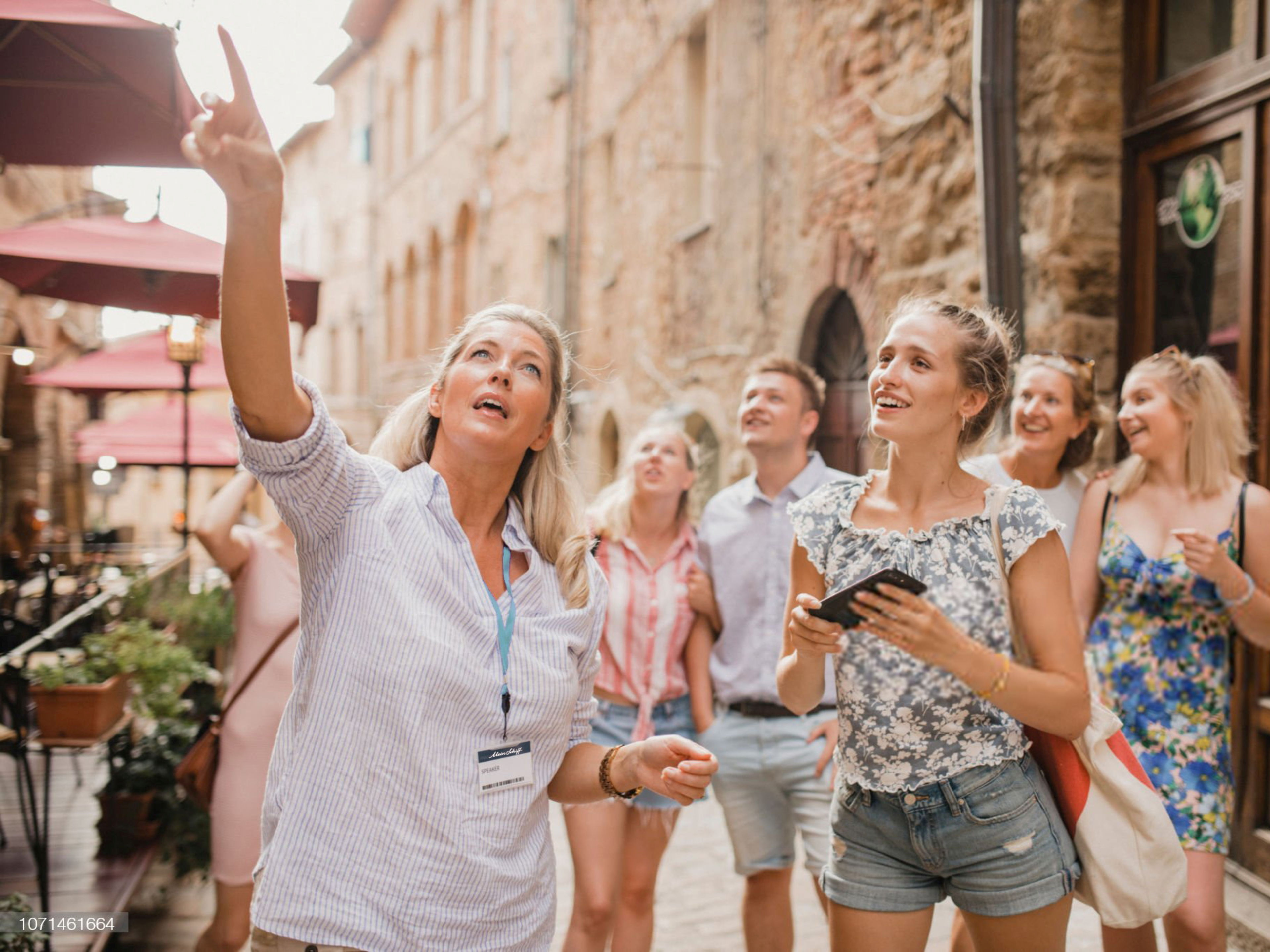 LandausflĂĽge Gruppe mit Tourguide in der Stadt
