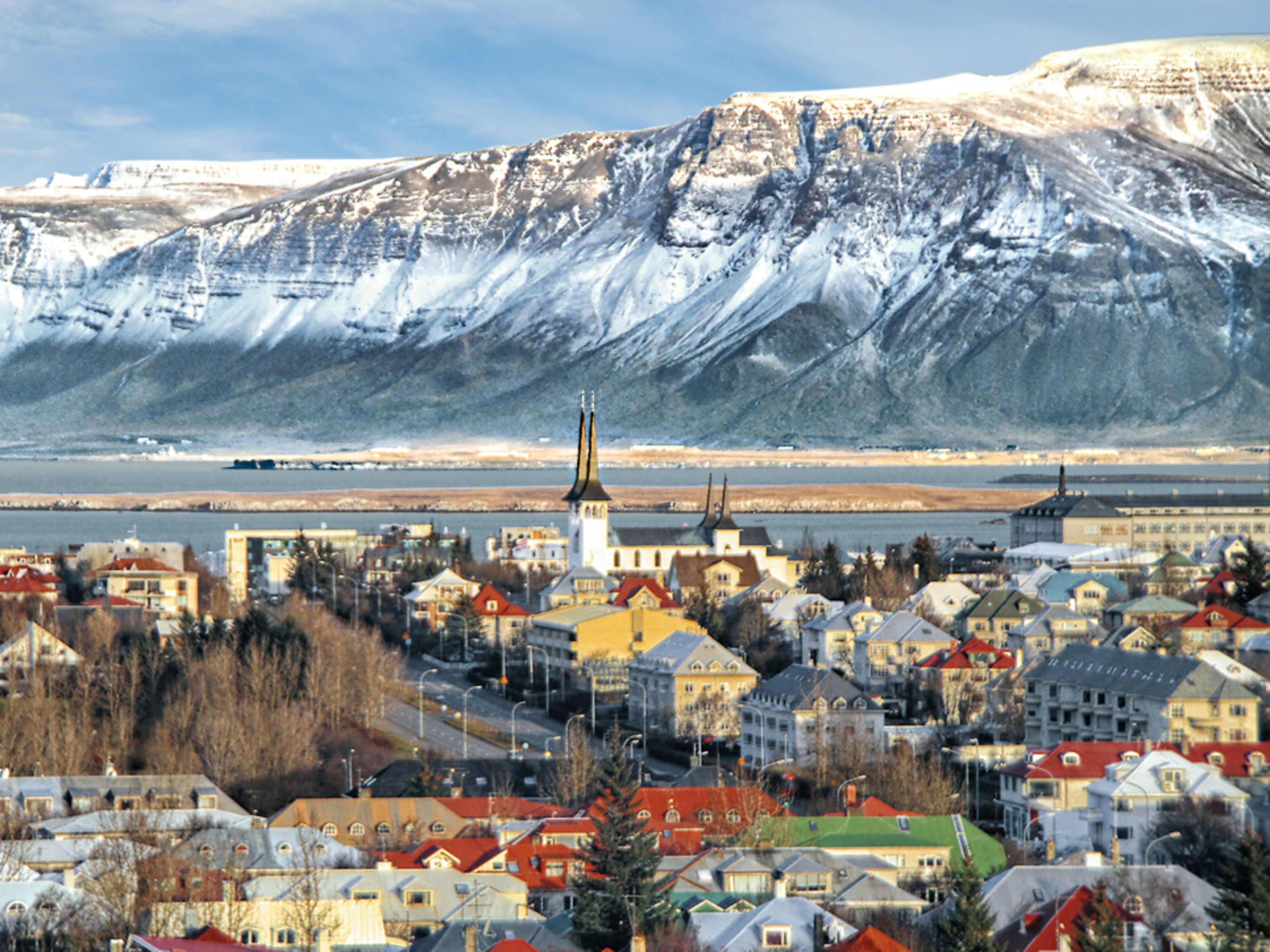 Reykjavik Island Häuser vor einem Bergmassiv in Reykjavik