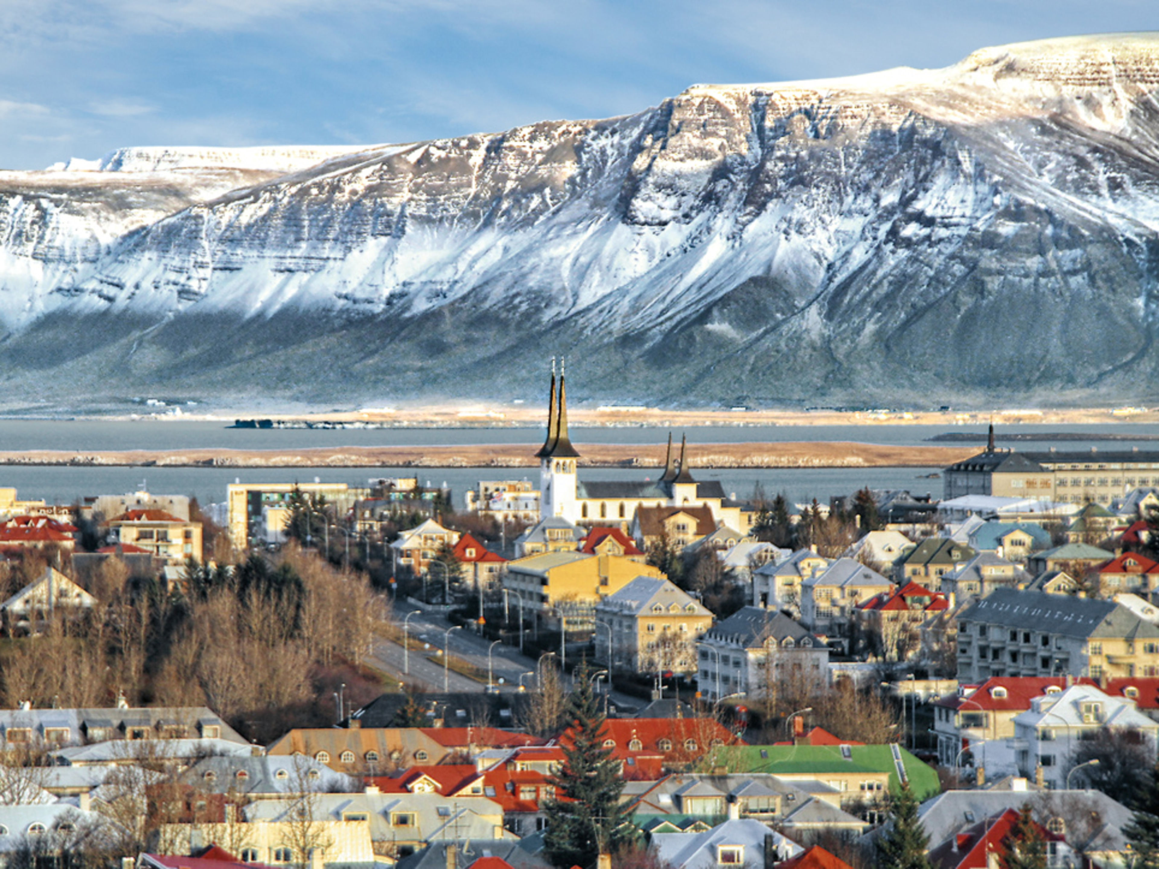 Reykjavik Island Häuser vor einem Bergmassiv in Reykjavik