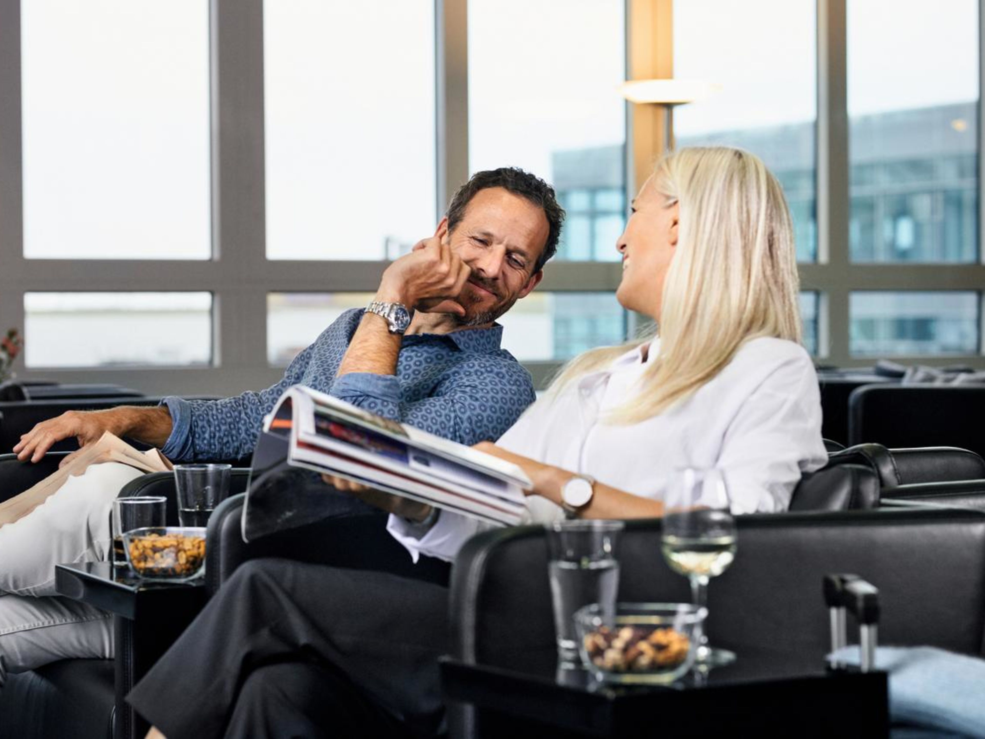 Airport Lounge Paar sitzt in der Airport Lounge