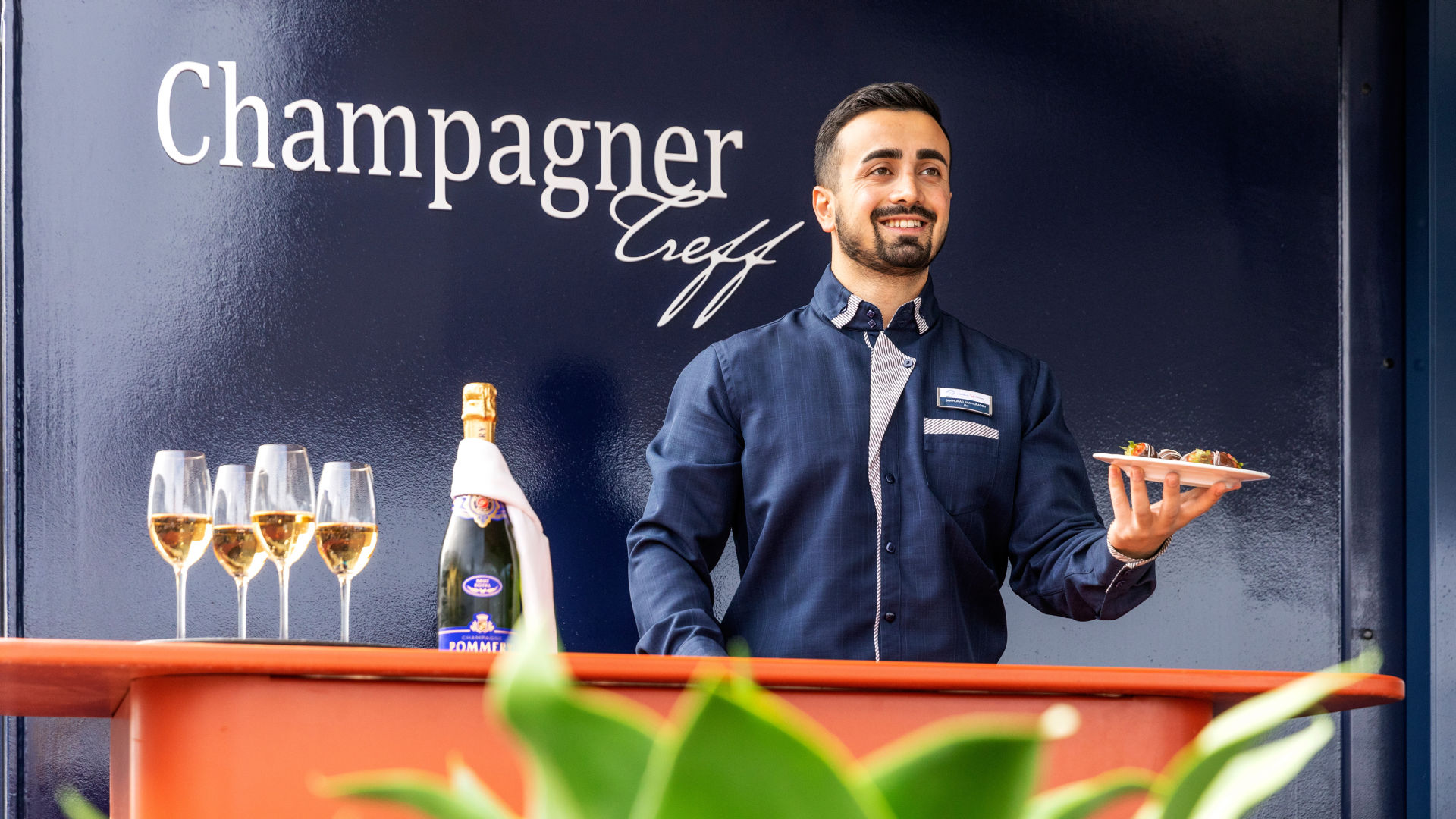 Discover special gourmet highlights, exclusive delicacies and drinks in our excellent speciality restaurants, the Diamant Bar or the Champagne Bar.