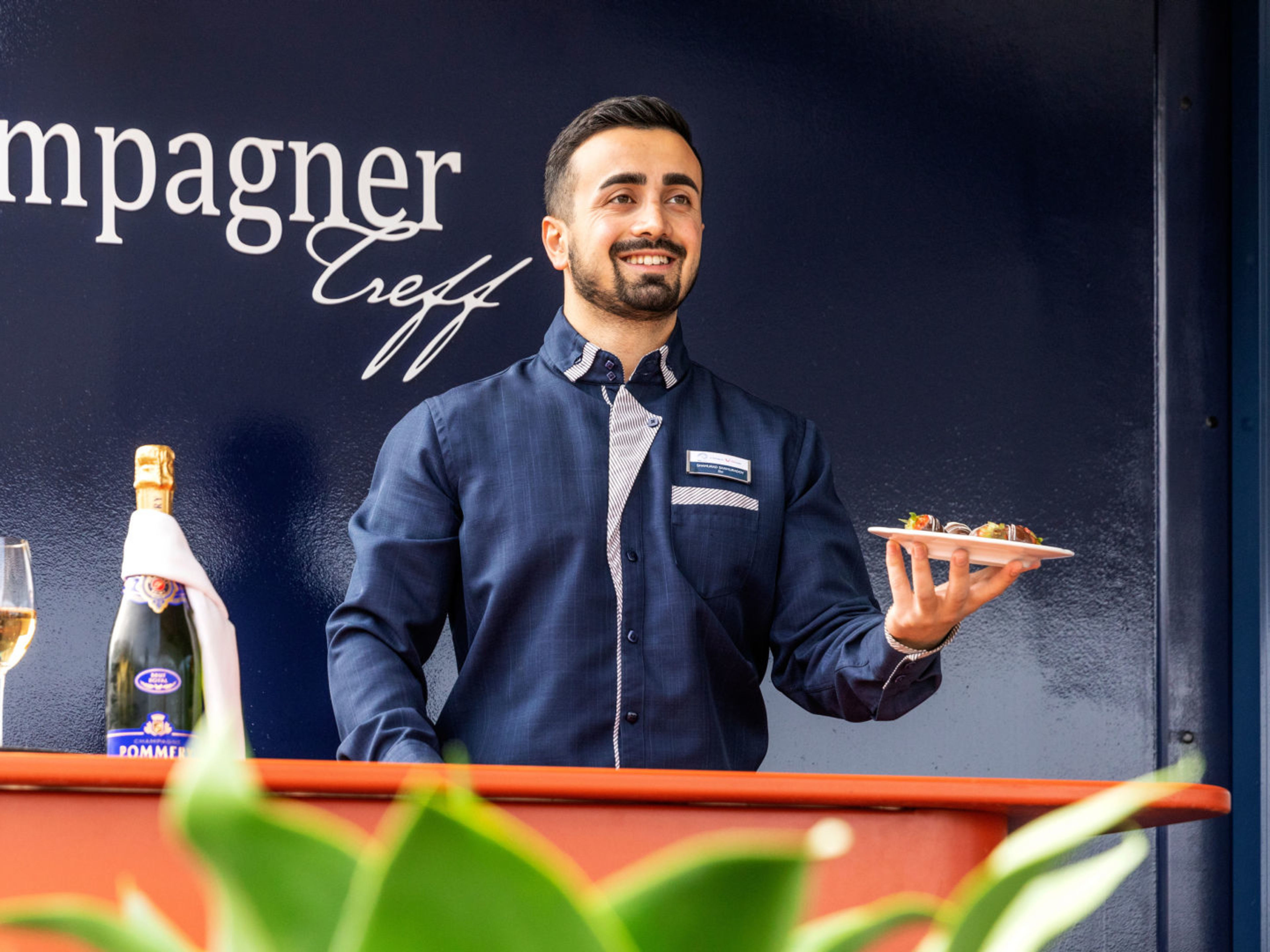 Champagner Treff auf der Mein Schiff 6 Entdecken Sie besondere Gourmet-Highlights, exklusive Köstlichkeiten und Getränke in unseren exzellenten Spezialitätenrestaurants, der Diamant Bar oder dem Champagner Treff.