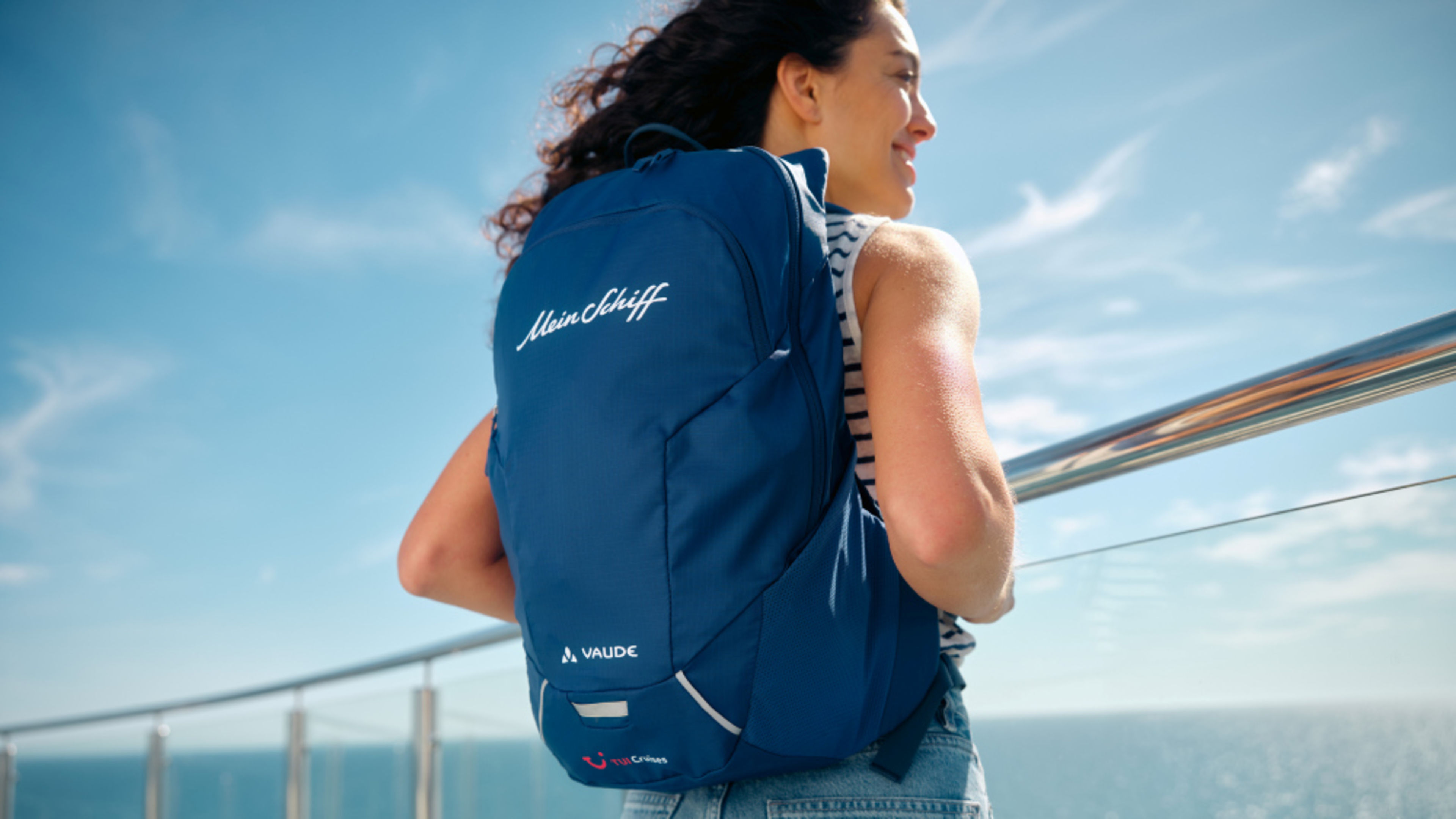 Landausflüge Frau mit Rucksack an Bord eines Schiffes