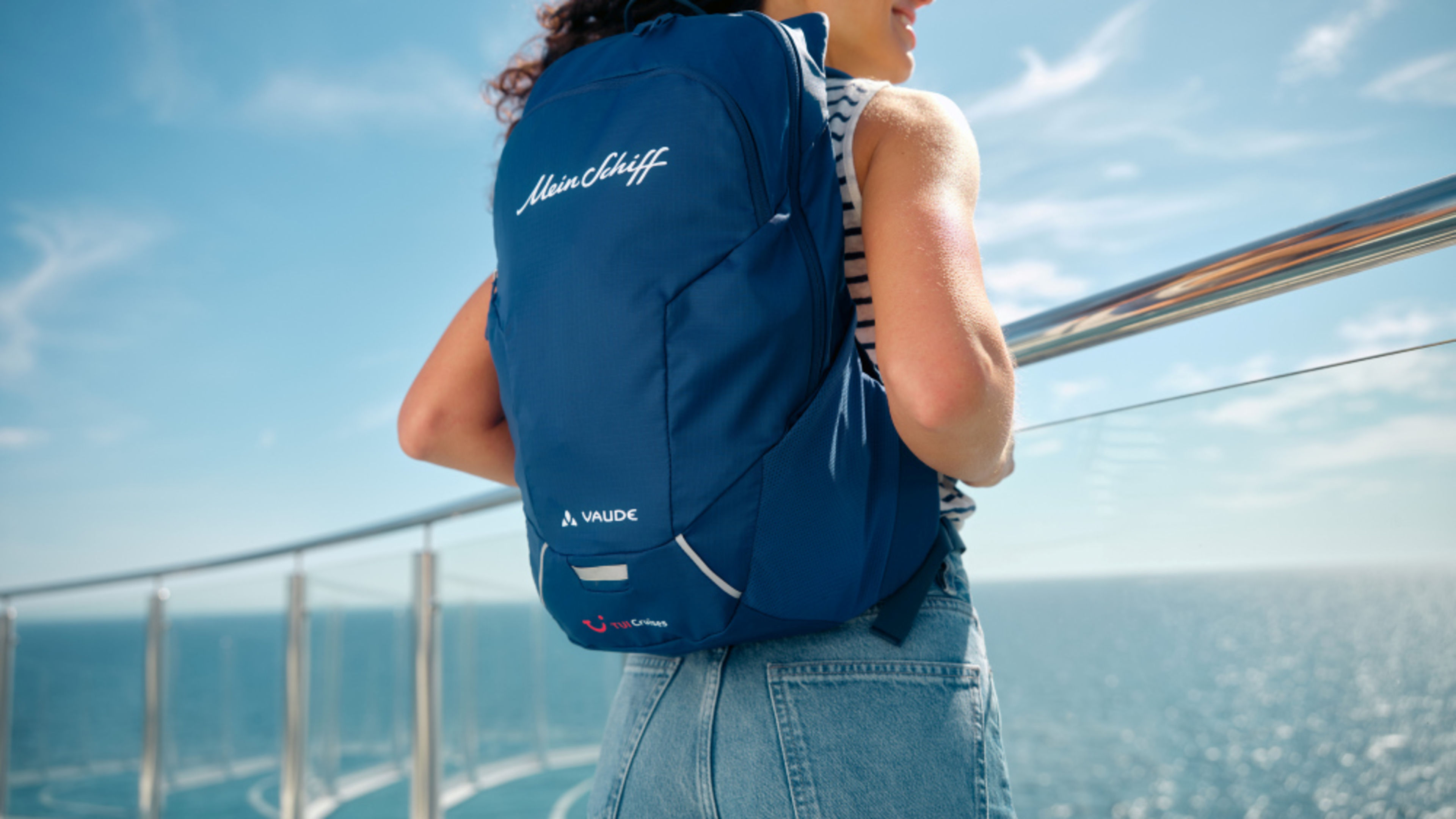 Landausflüge Frau mit Rucksack an Bord eines Schiffes