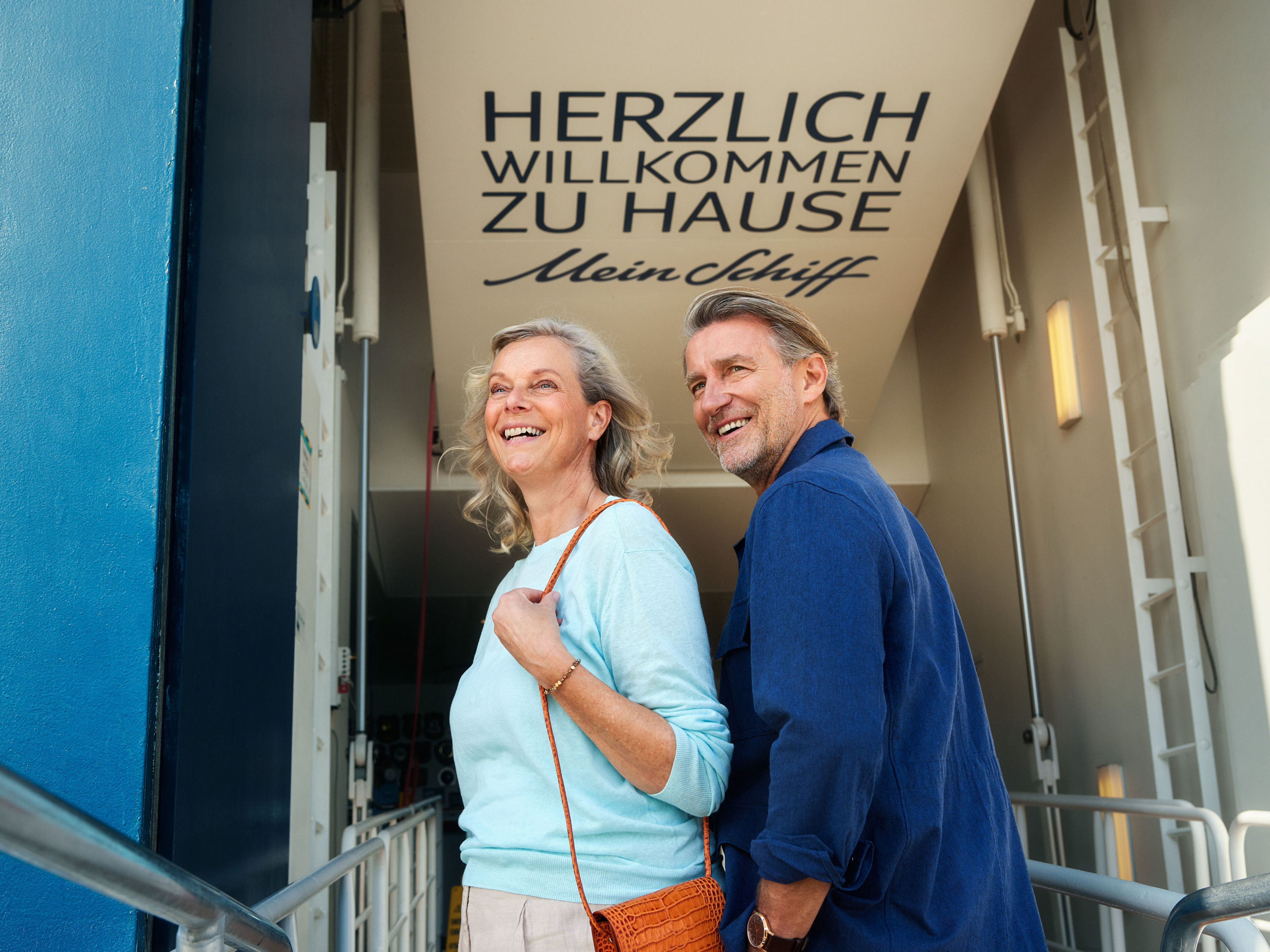 Willkommen an Board Ein Paar auf der Gangway zum Kreuzfahrtschiff