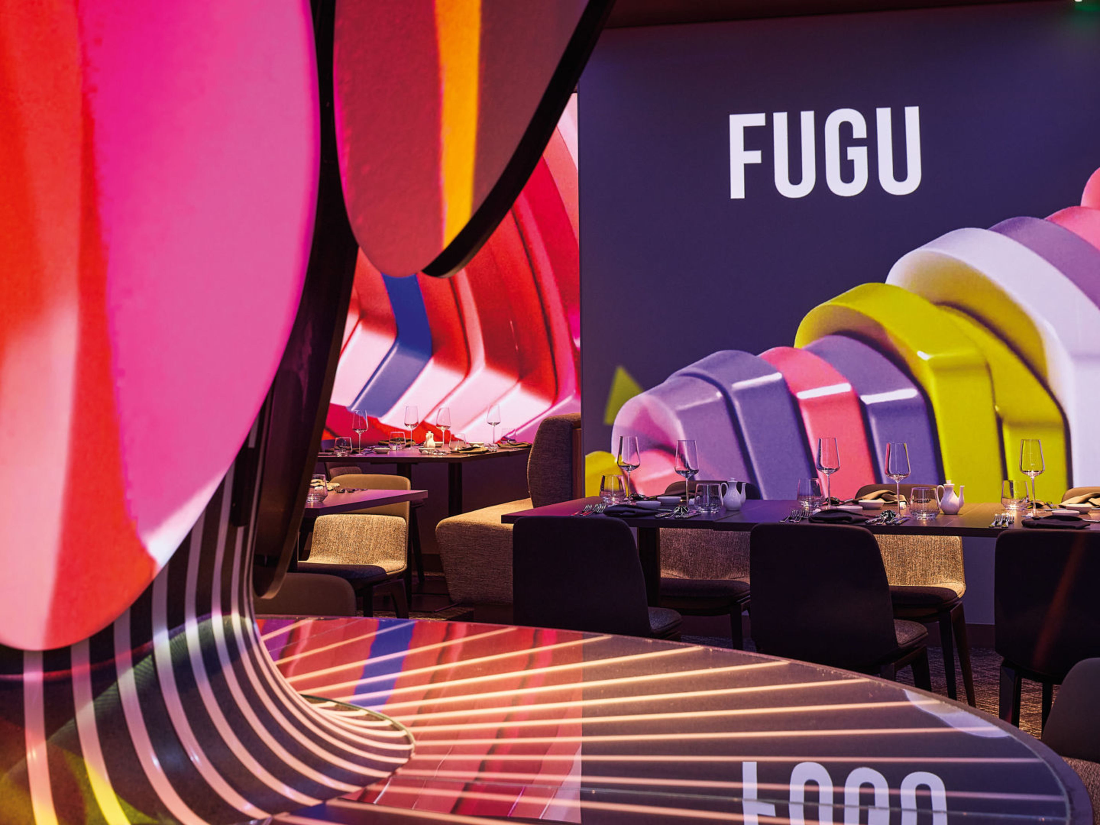FUGU auf der Mein Schiff Relax Das „Fugu mit Tim Raue“ vereint asiatische Küche auf höchstem Niveau mit neuester Technologie zu einem neuartigen, digitalen Dinner-Erlebnis. Nehmen Sie in diesem außergewöhnlichen Exklusiv-Restaurant Platz und lassen Sie sich durch das 5-Gänge-Menü aus japanischen Köstlichkeiten aus der Feder von Tim Raue verwöhnen.
