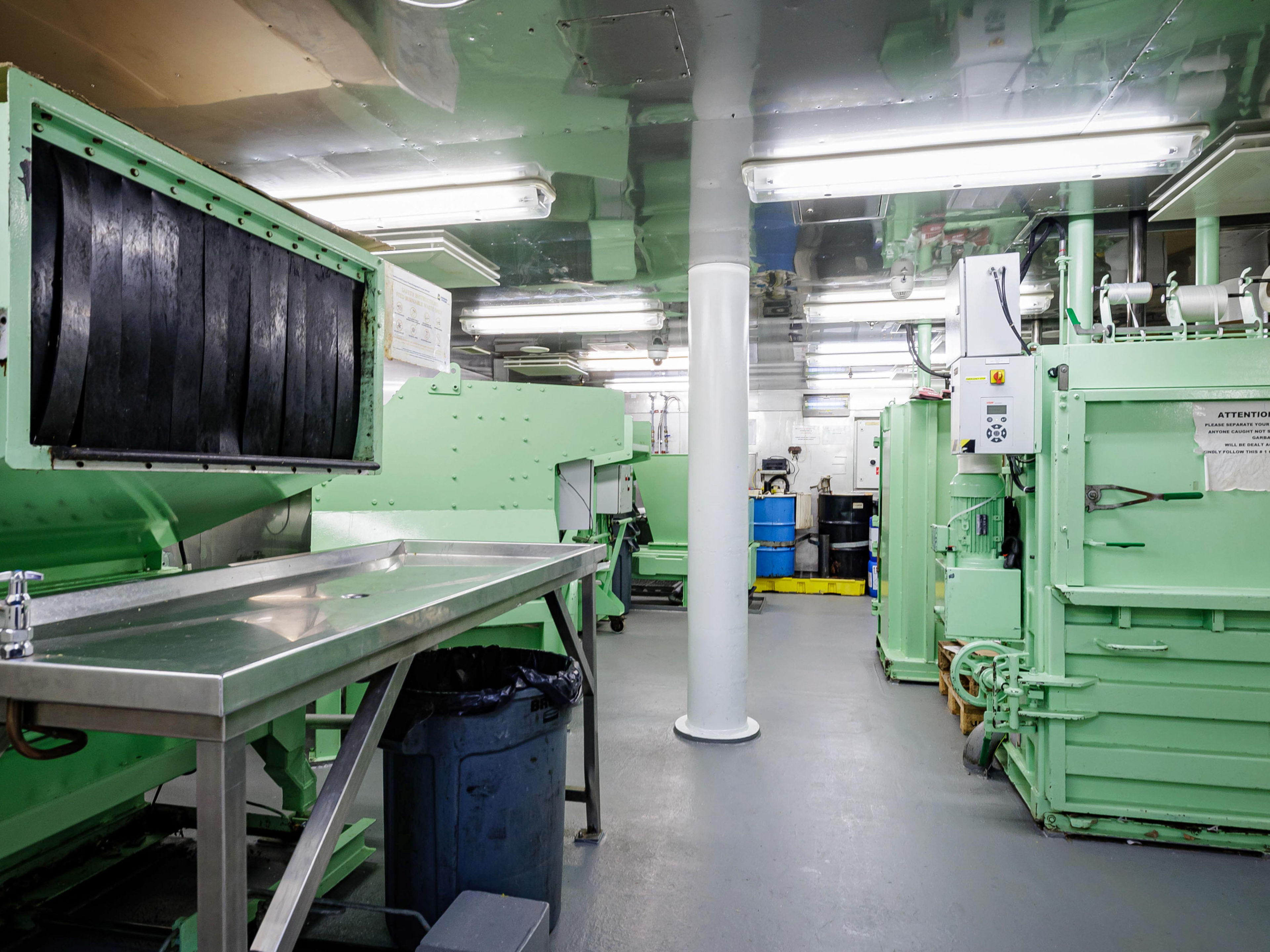 Nachhaltigkeit - Abfallmanagement - Müllsortiertisch Nachhaltigkeit - Abfallmanagement - Müllsortiertisch