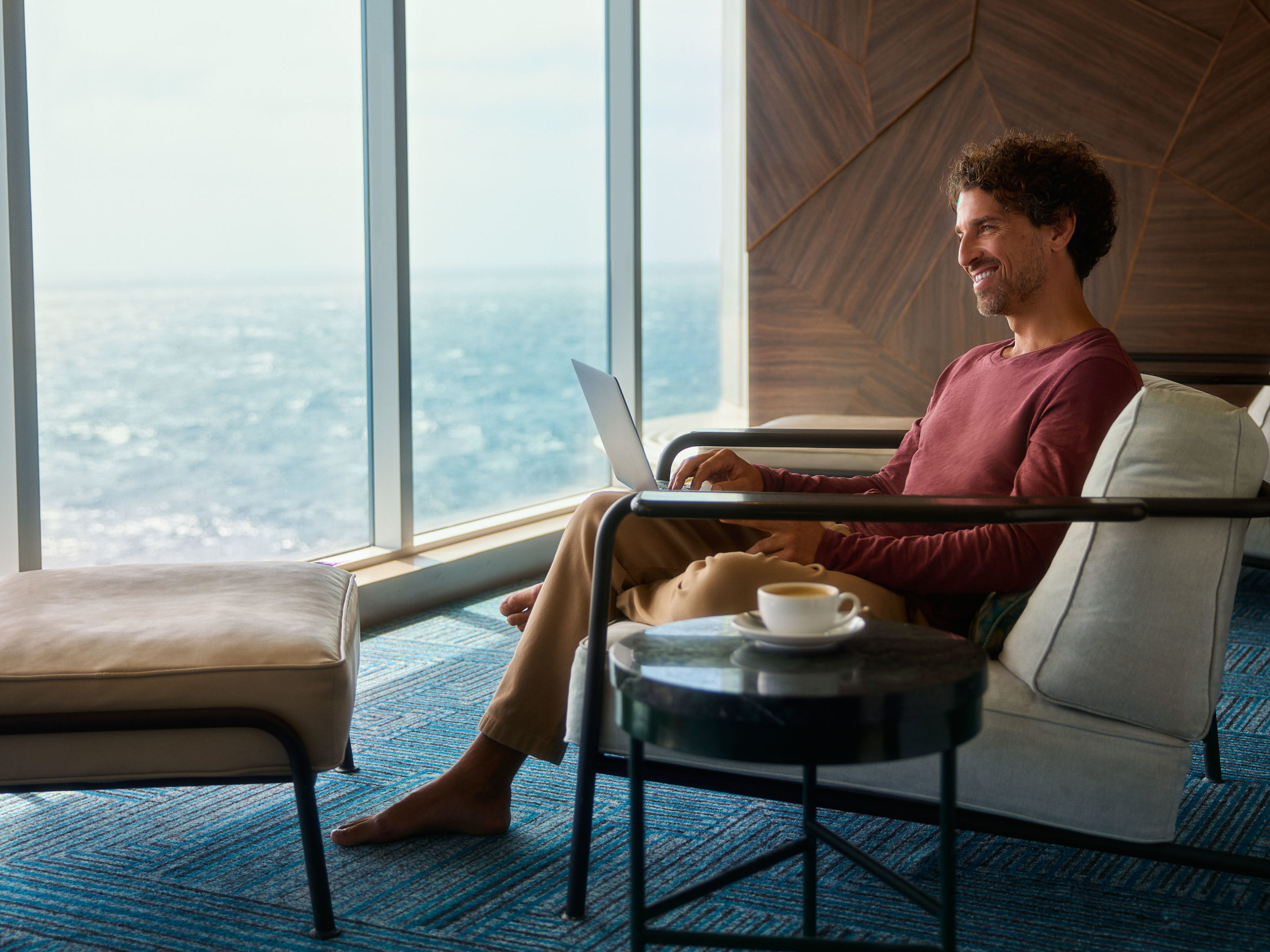 Mann mit Laptop und Kaffee