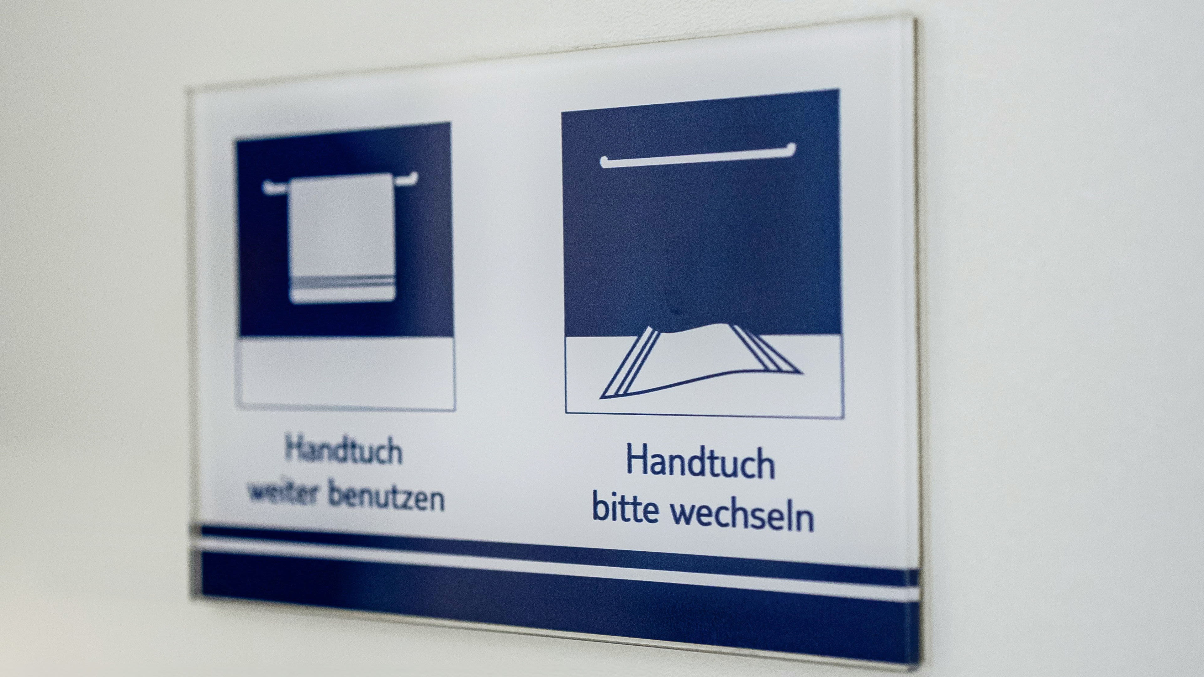 Schild - Handtuch weiter benutzen oder wechseln
