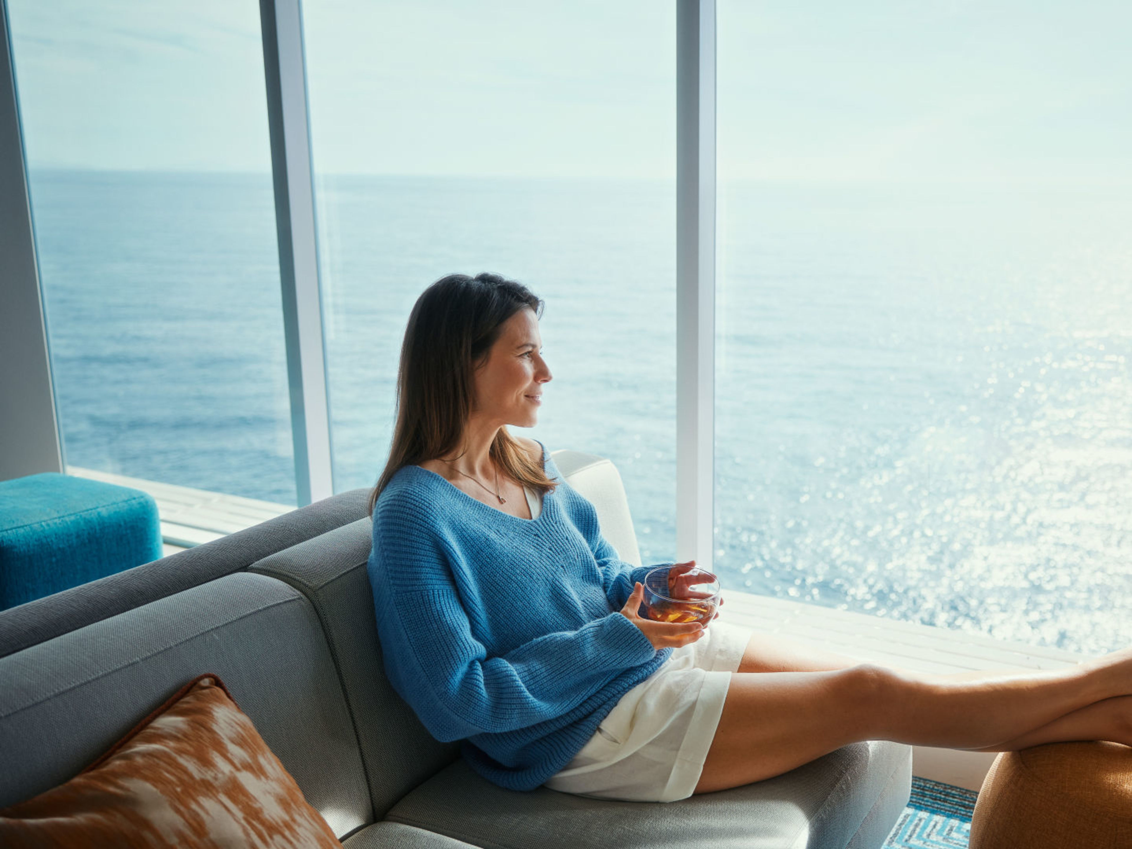 Blick auf das Meer Frau genießt ihre Tasse Tee und den Blick auf das Meer