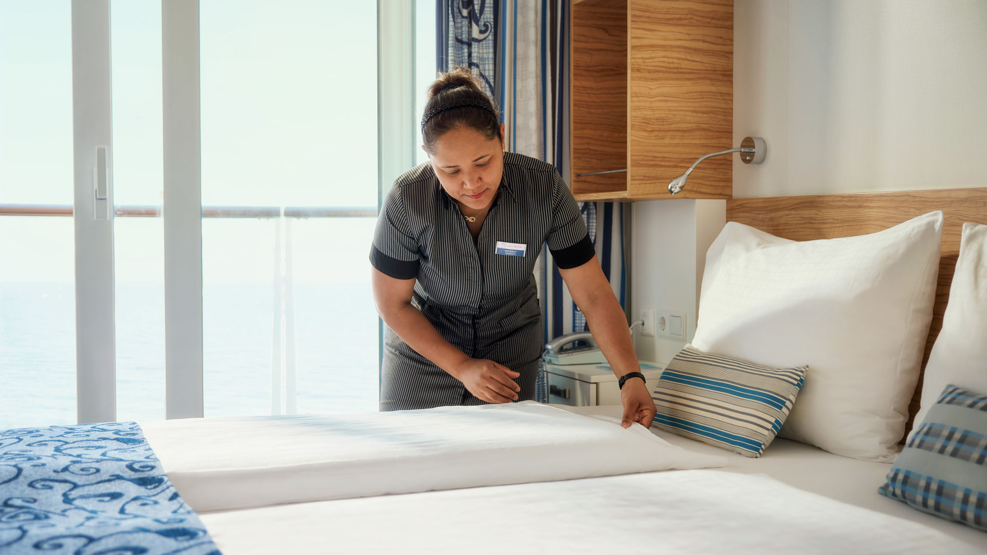 Outstanding service is also evident in the cabins on board the Mein Schiff ® feel-good fleet. Our attentive cabin service awaits you here twice a day, pampering you in the morning and evening. Lean back and enjoy your carefree time out. 