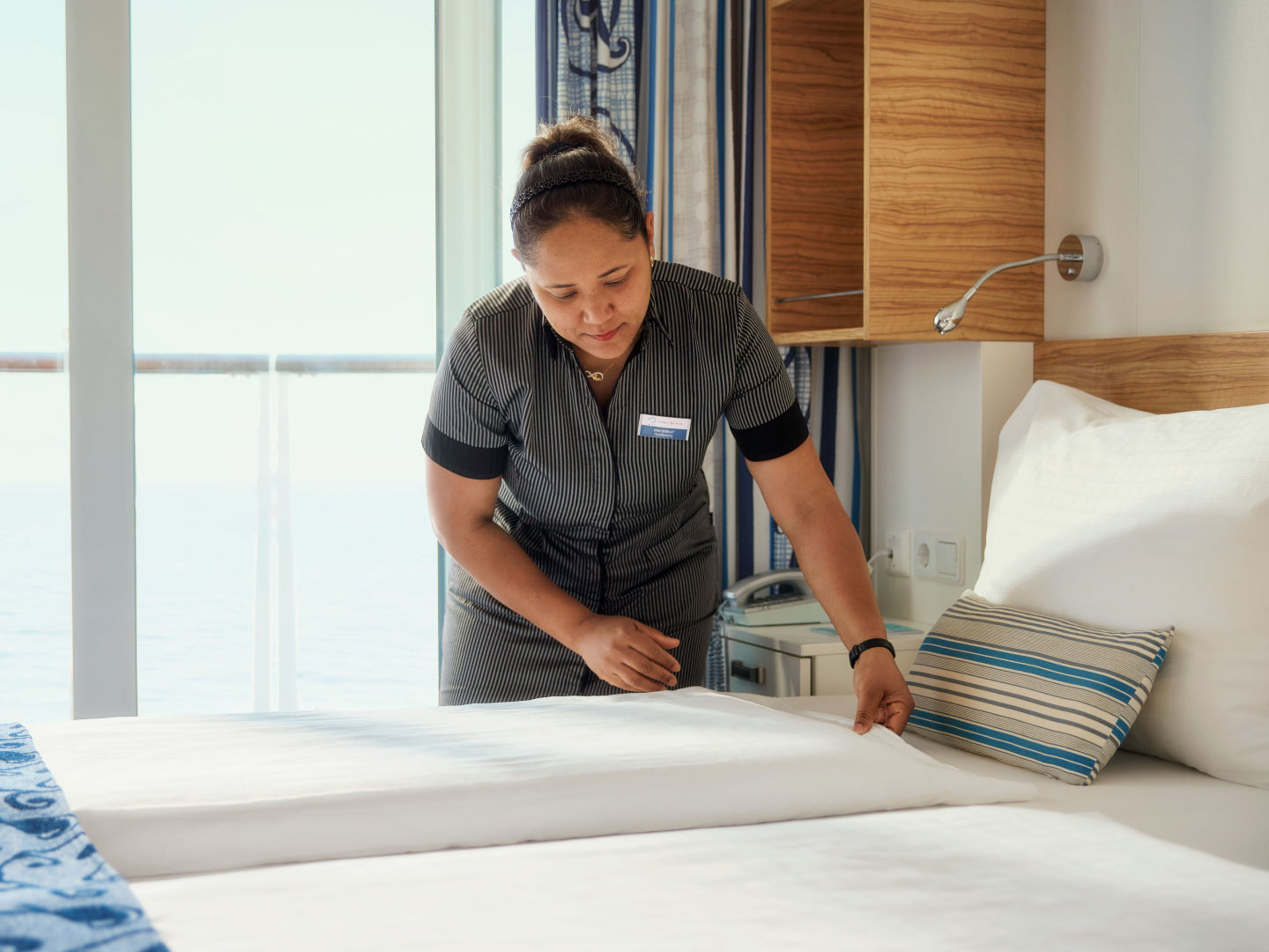 2x täglich Kabinenservice Herausragender Service zeigt sich auch in den Kabinen an Bord der Mein Schiff ® Wohlfühlflotte. Hier erwartet Sie zweimal täglich unser sorgsamer Kabinenservice, der Sie morgens und abends verwöhnt. Lehnen Sie sich zurück und genießen Sie Ihre unbeschwerte Auszeit.