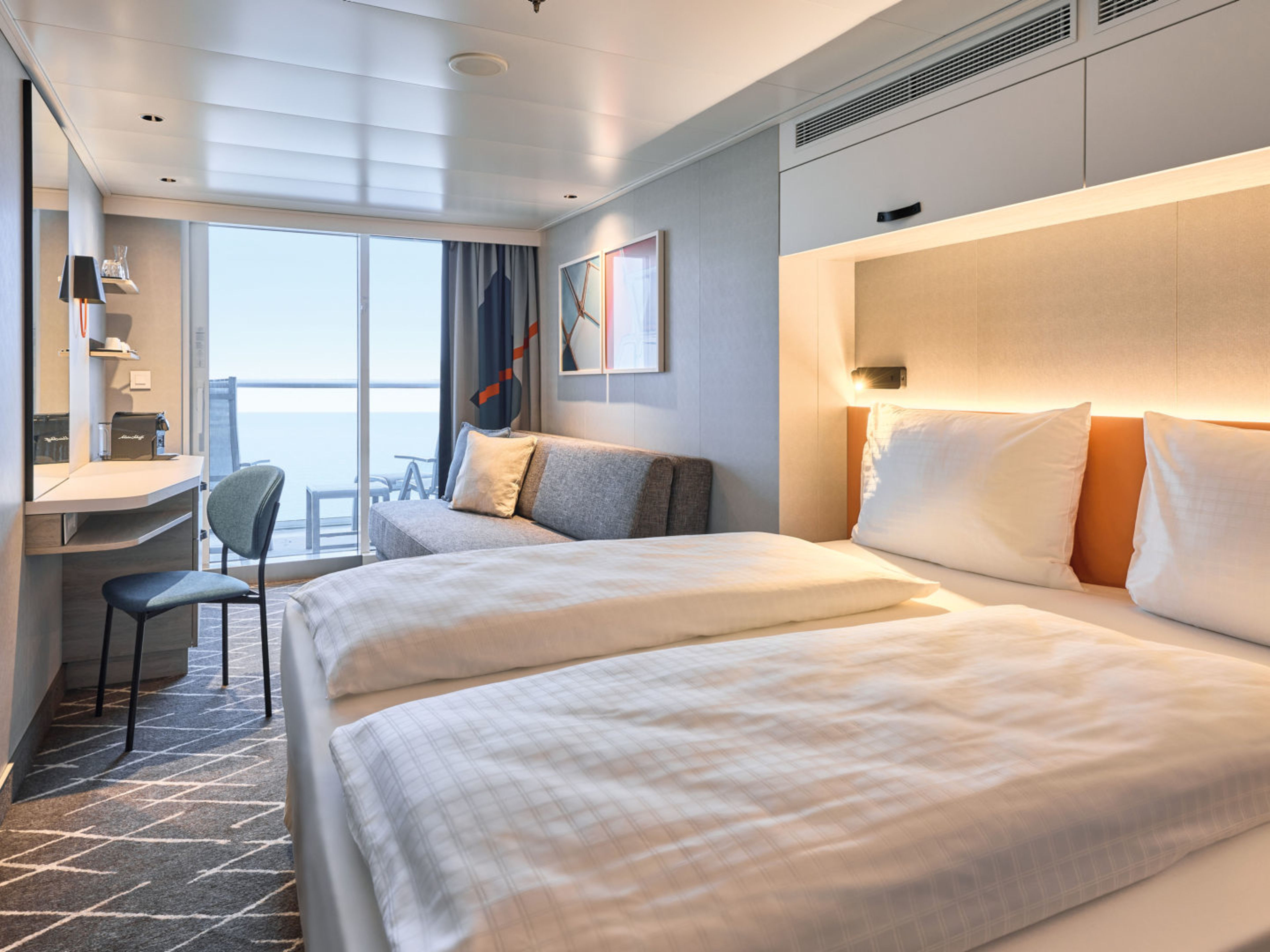 Balkonkabine mit Bett vorne auf der Mein Schiff Relax
