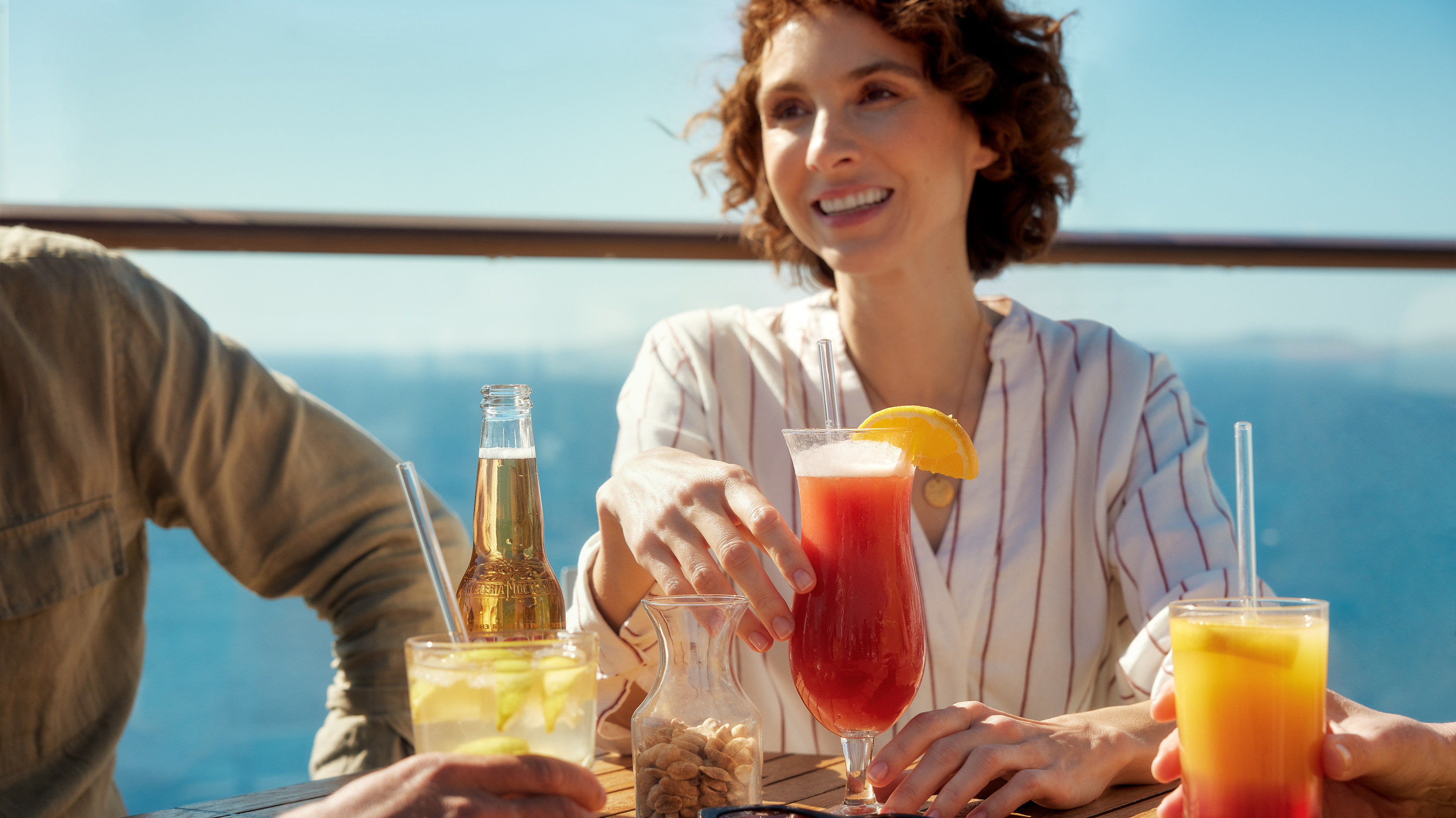 Whether it’s a 5-course set meal, your favourite drink, varied entertainment or spa treatments: Everything on board our ships is included – without extra costs. Dank der Mein Schiff Premium-Inklusivleistungen. 