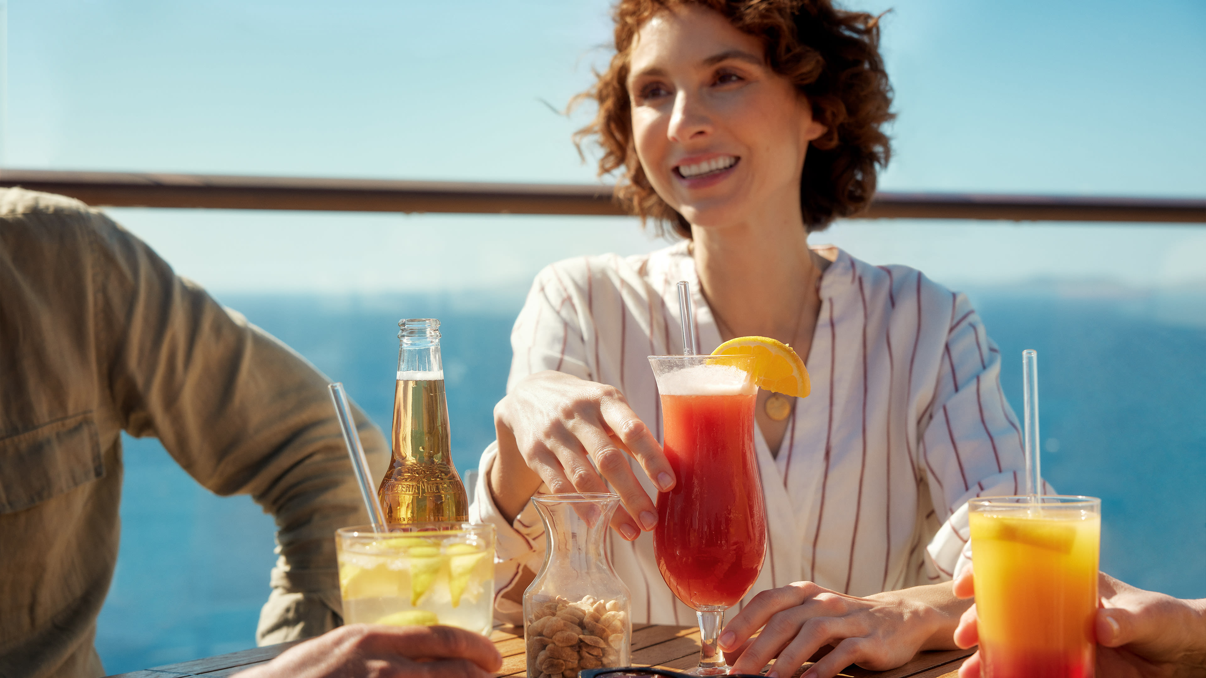 Whether it’s a 5-course set meal, your favourite drink, varied entertainment or spa treatments: Everything on board our ships is included – without extra costs. Dank der Mein Schiff Premium-Inklusivleistungen. 