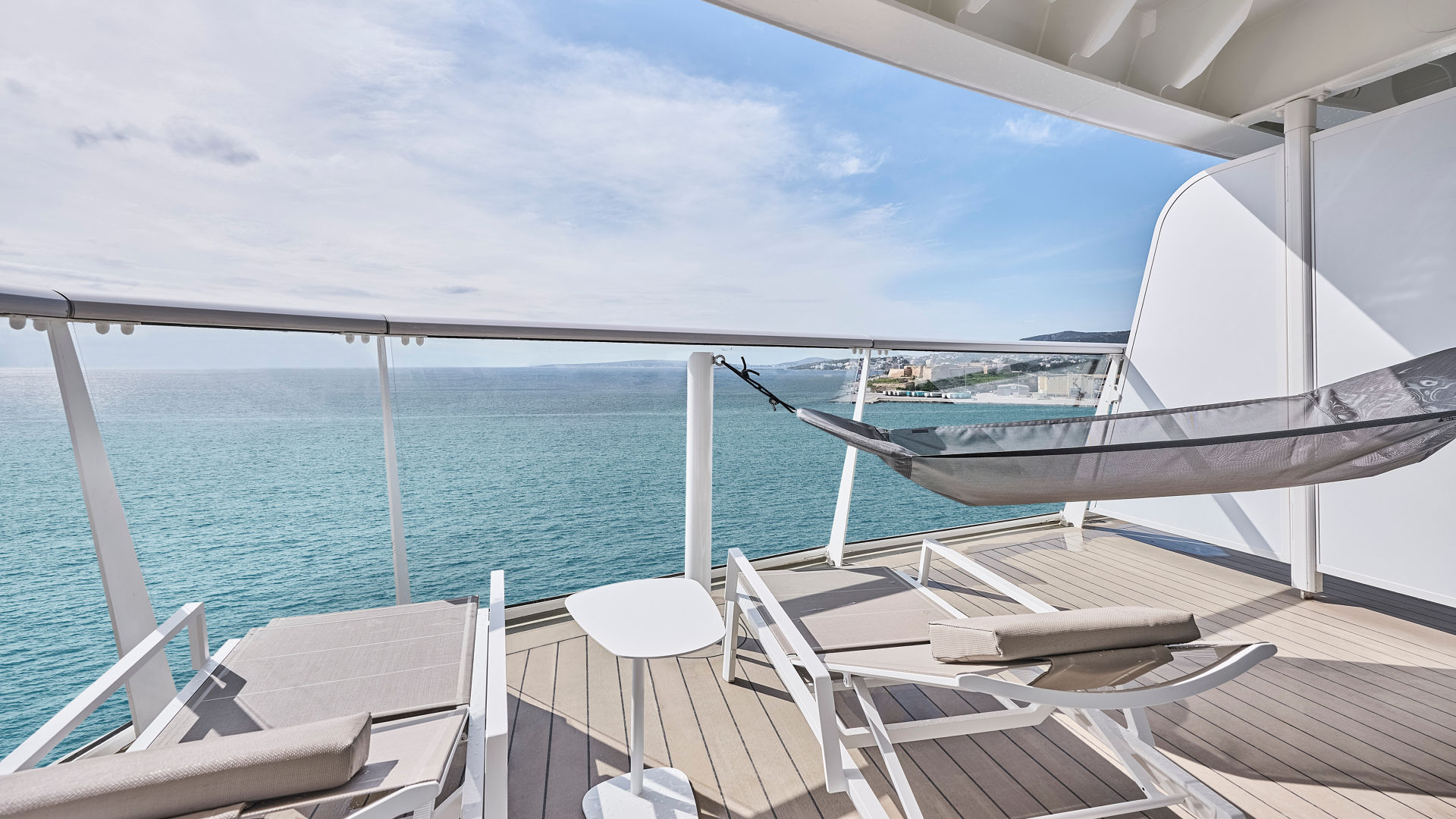 Veranda der Grosse Freiheit Suite auf der Mein Schiff Relax