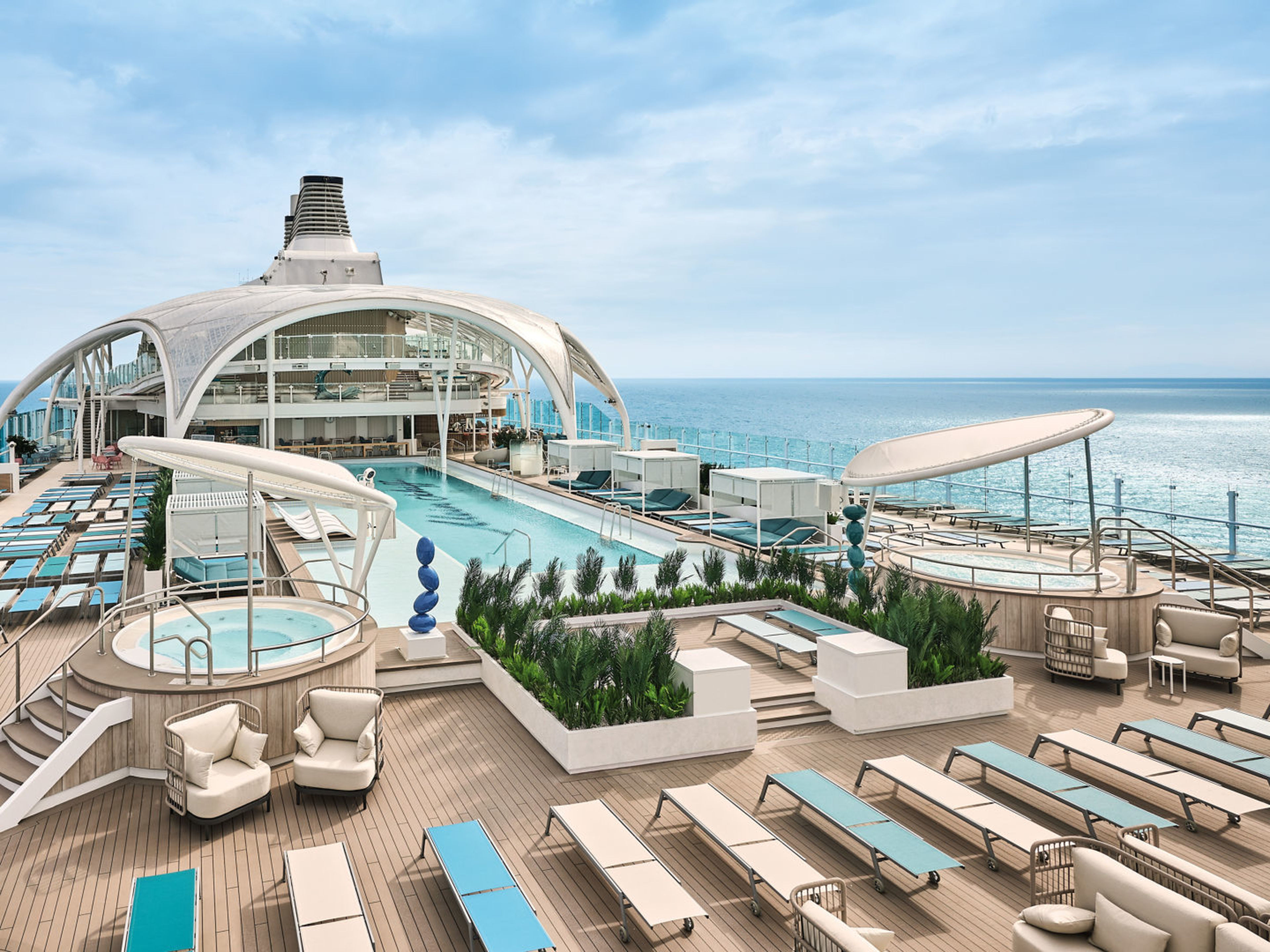 Außendeck Mein Schiff Relax Erfrischen Sie sich im Pool oder relaxen Sie auf einer der Sonnenliegen und wählen Sie an der integrierten Pool Bar Ihren Lieblingsdrink.