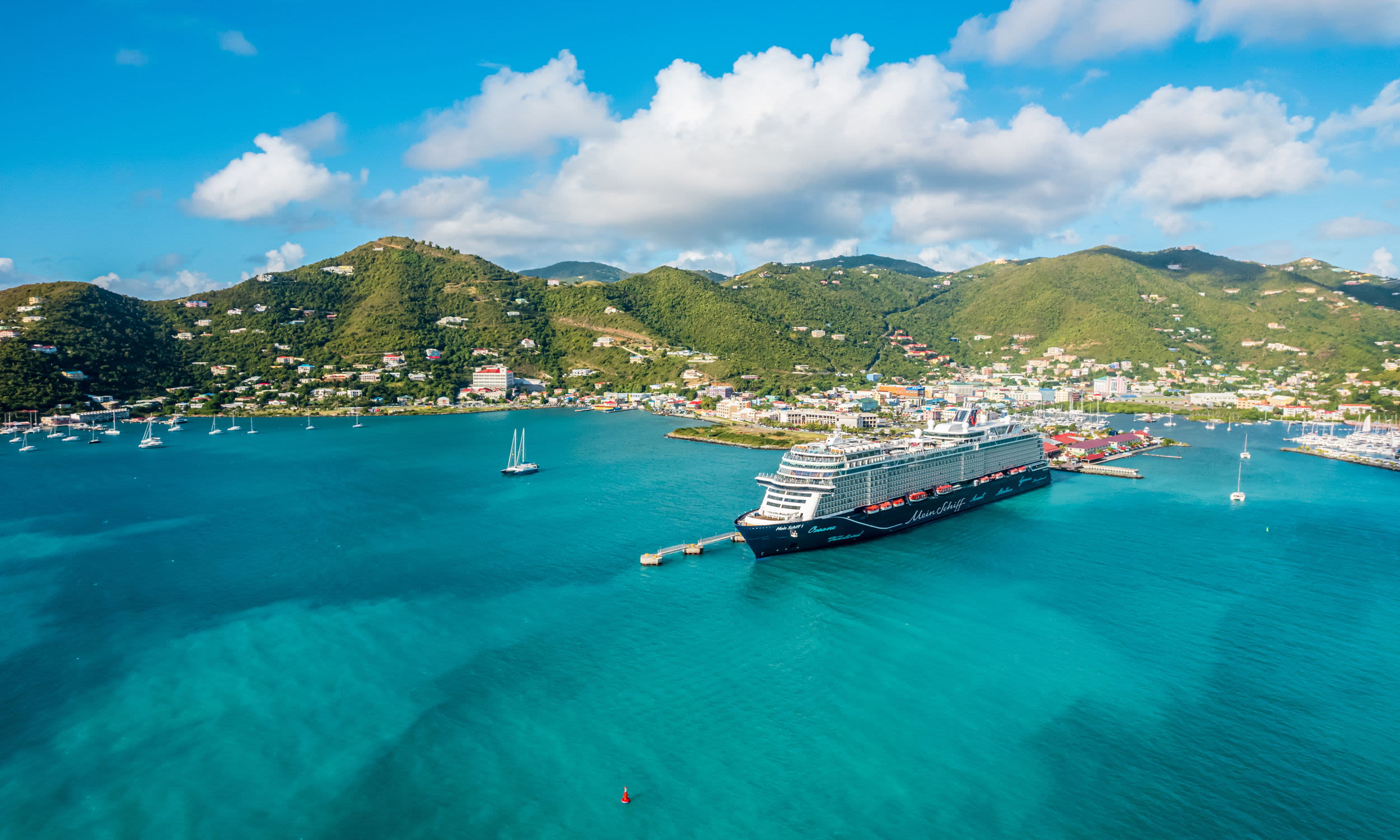 Kreuzfahrtschiff der Mein Schiff 1 im Hafen von Tortola 