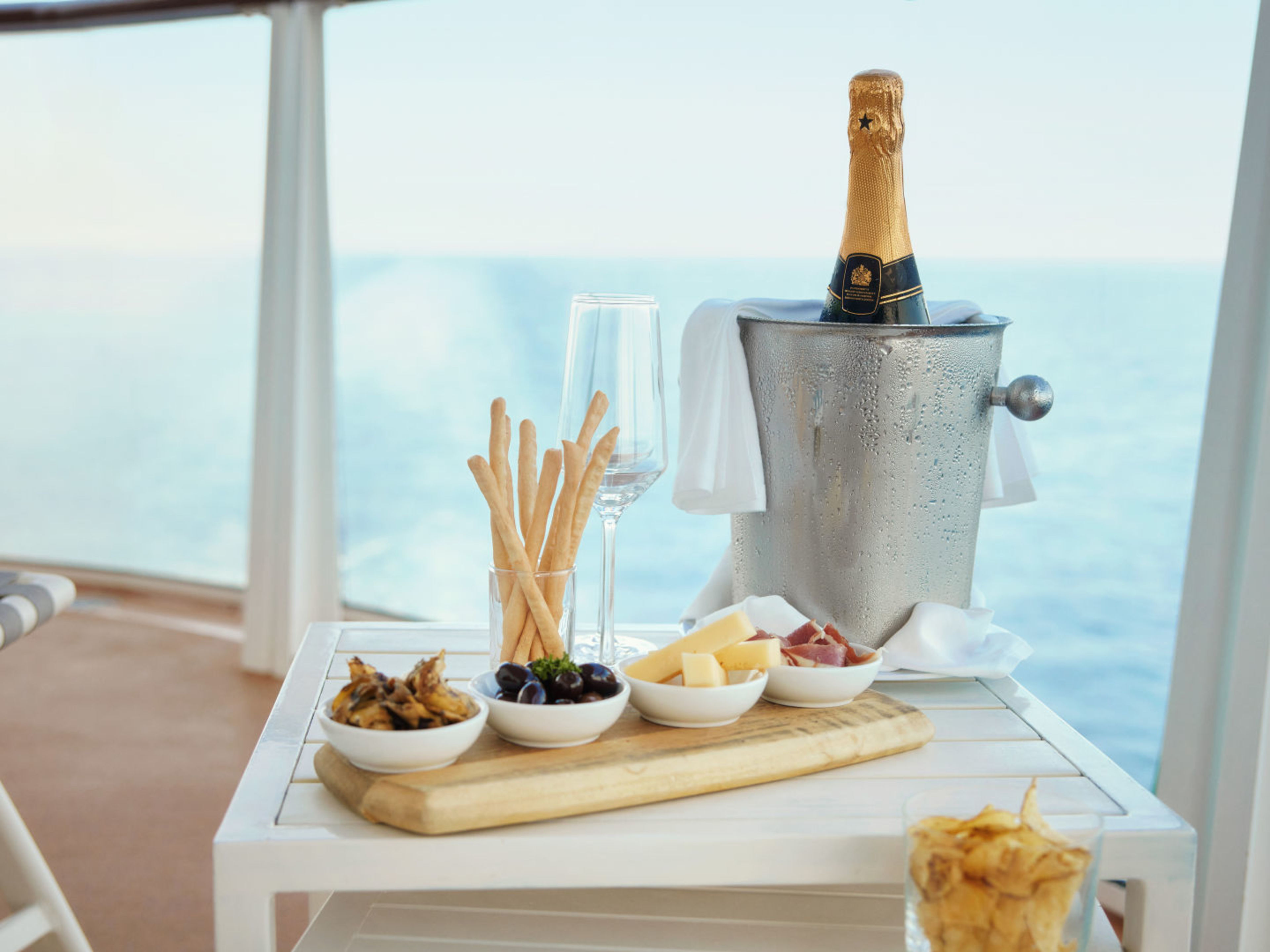 Champagner und Snacks auf der Kabine Champagner und Snacks auf der Kabine