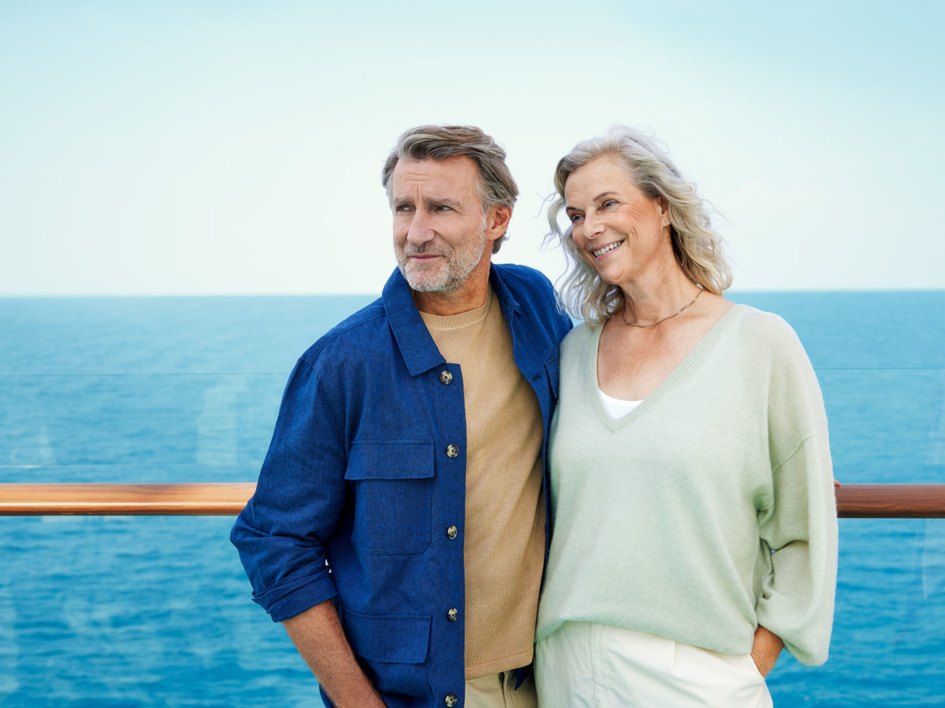 Paar auf dem Außendeck Paar auf dem Außendeck