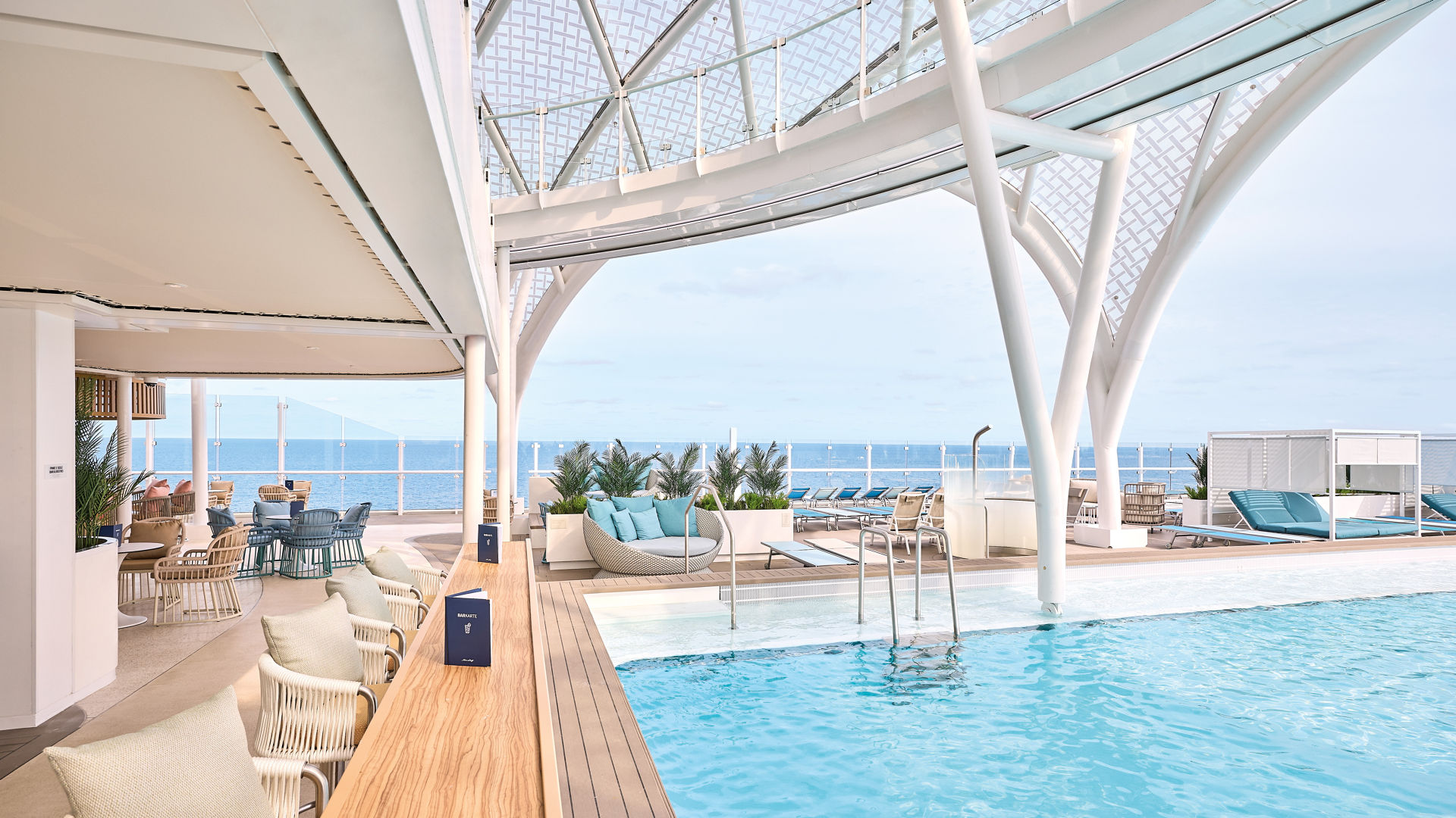 Die Mein Schiff Relax hält viele Überraschungen bereit: Freiraum neu erleben können die Gäste auf dem Neubau beispielsweise durch die weitläufigen, zusammenhängenden Außendecks. 