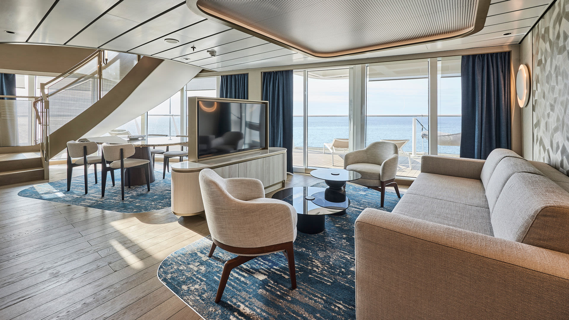 Wohnbereich der Grosse Freiheit Suite auf der Mein Schiff Relax