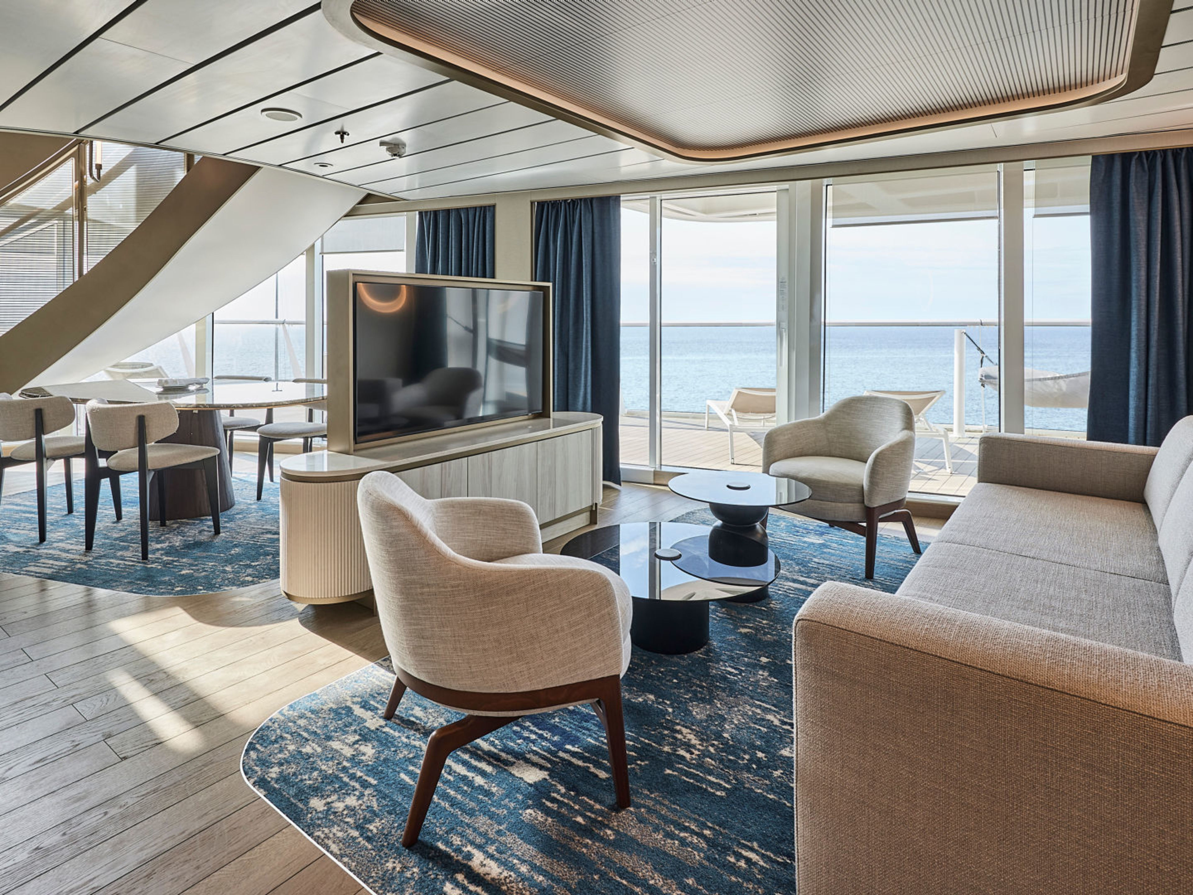 Wohnbereich der Grosse Freiheit Suite auf der Mein Schiff Relax Wohnbereich der Grosse Freiheit Suite auf der Mein Schiff Relax