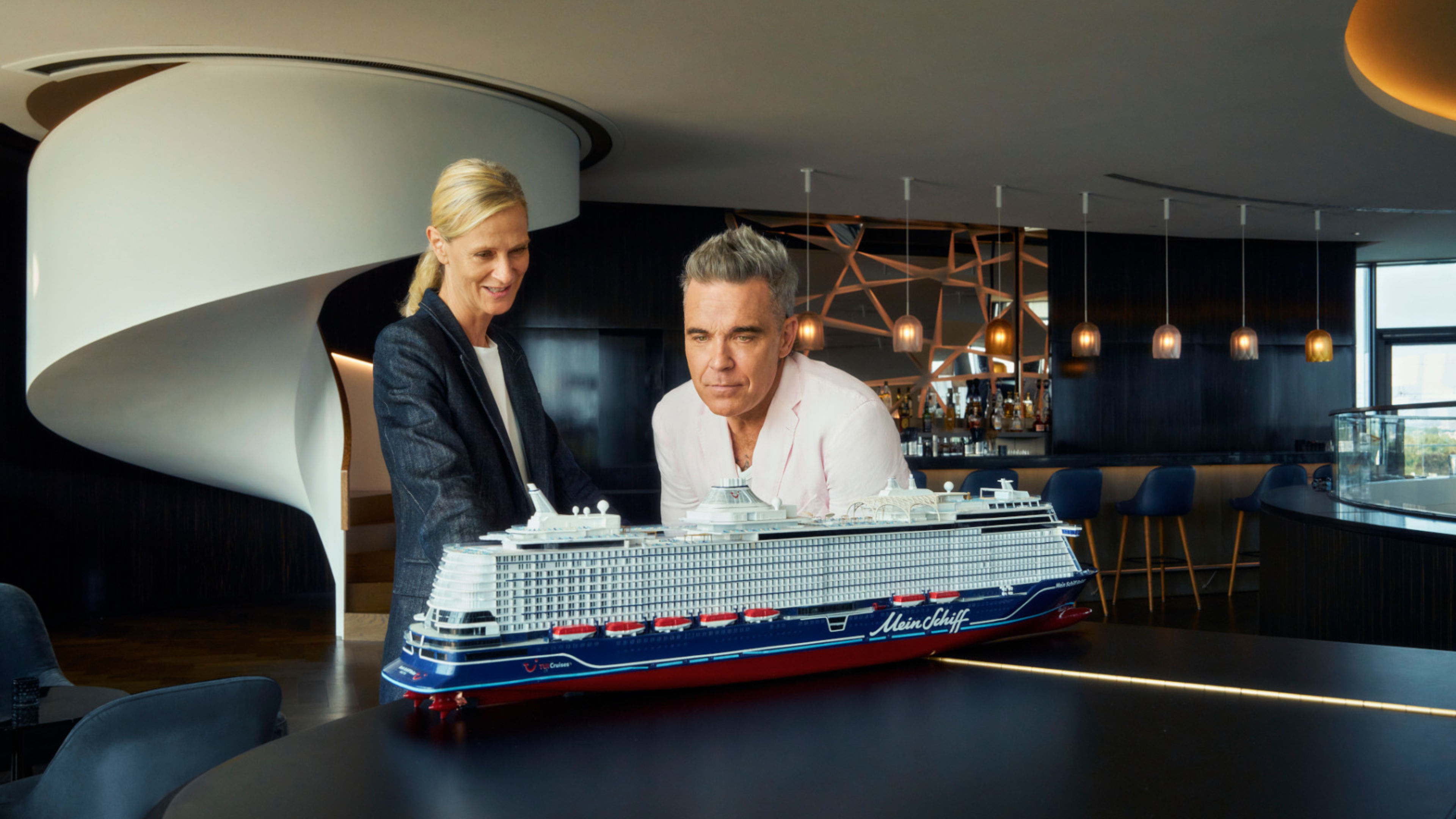 Robbie Williams mit TUI Cruises CEO Wybcke Meier