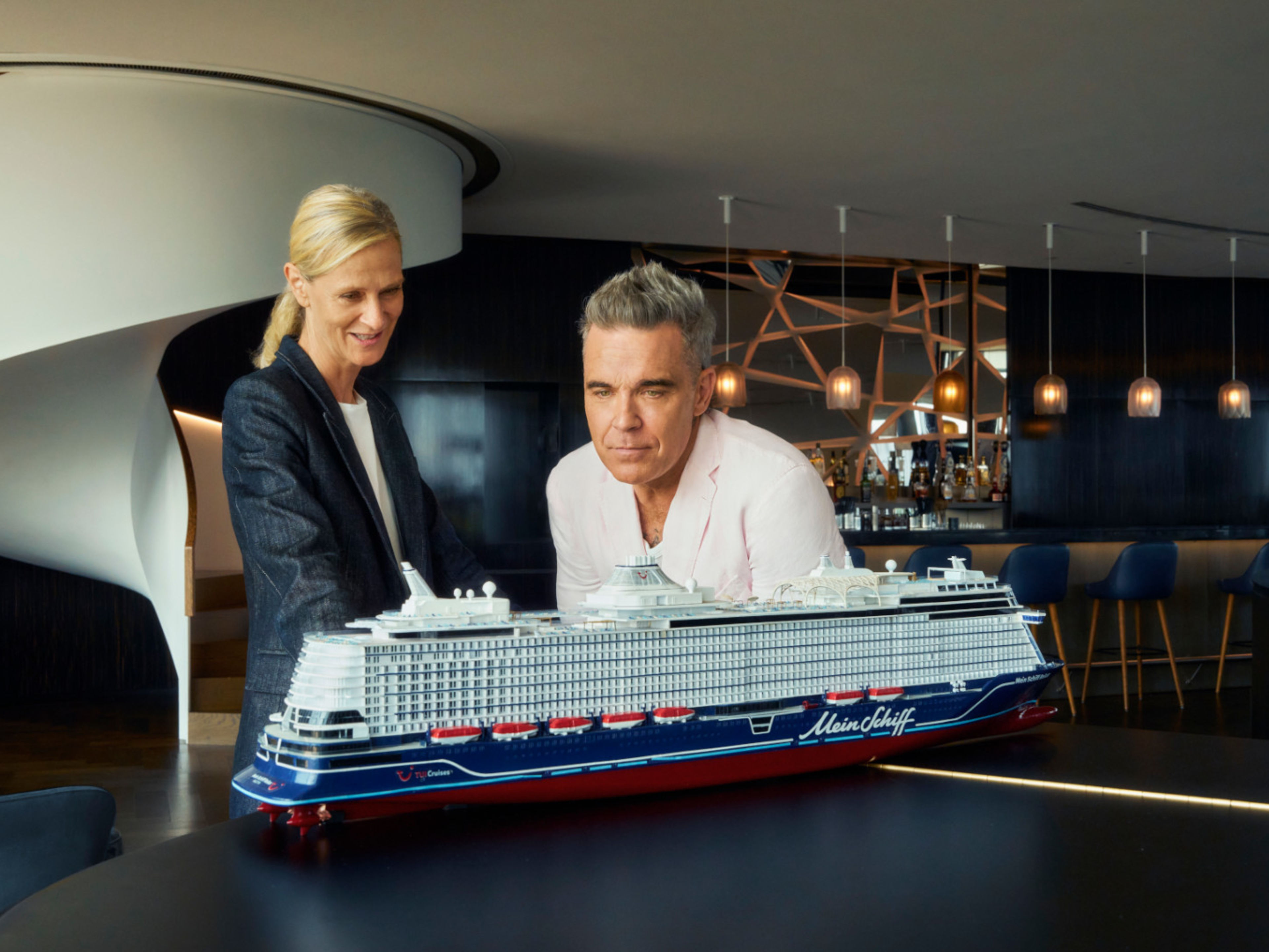 Robbie Williams mit TUI Cruises CEO Wybcke Meier
