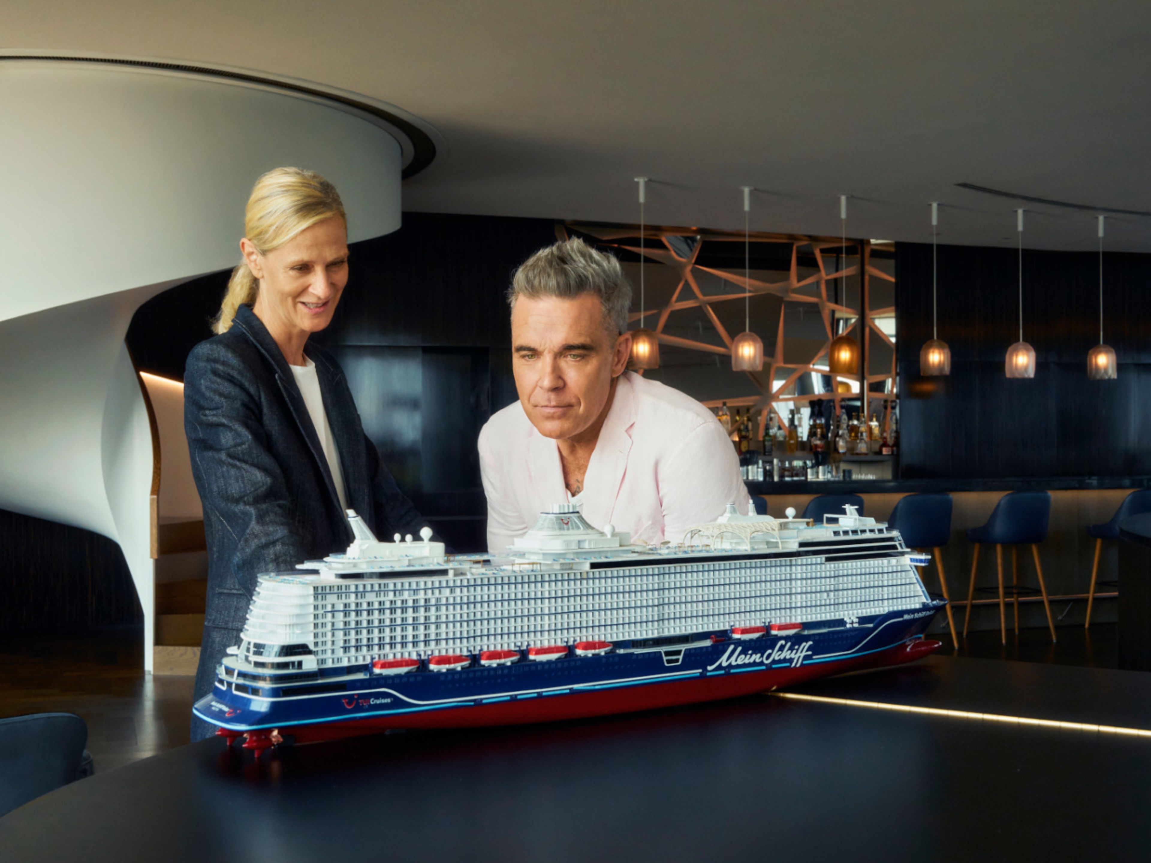 Robbie Williams mit TUI Cruises CEO Wybcke Meier