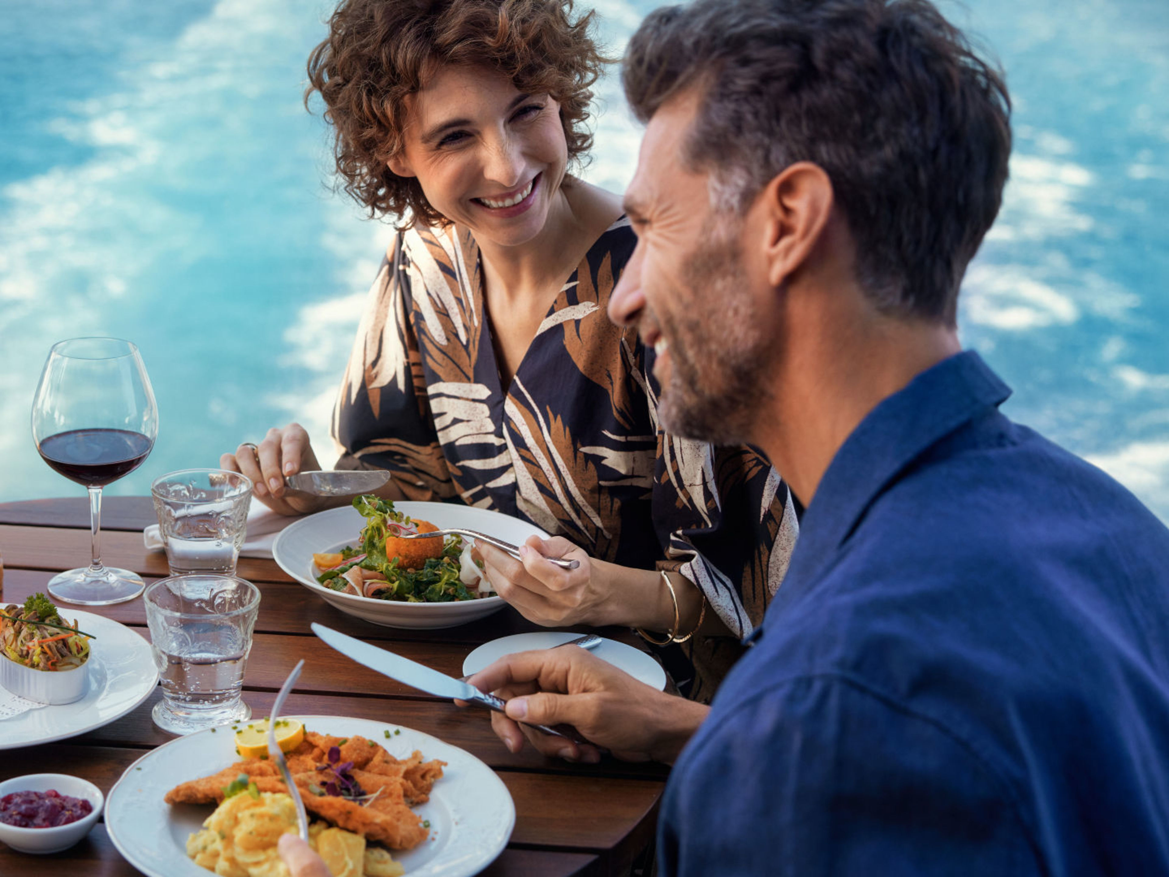 Paar genießt Essen im Außenbereich