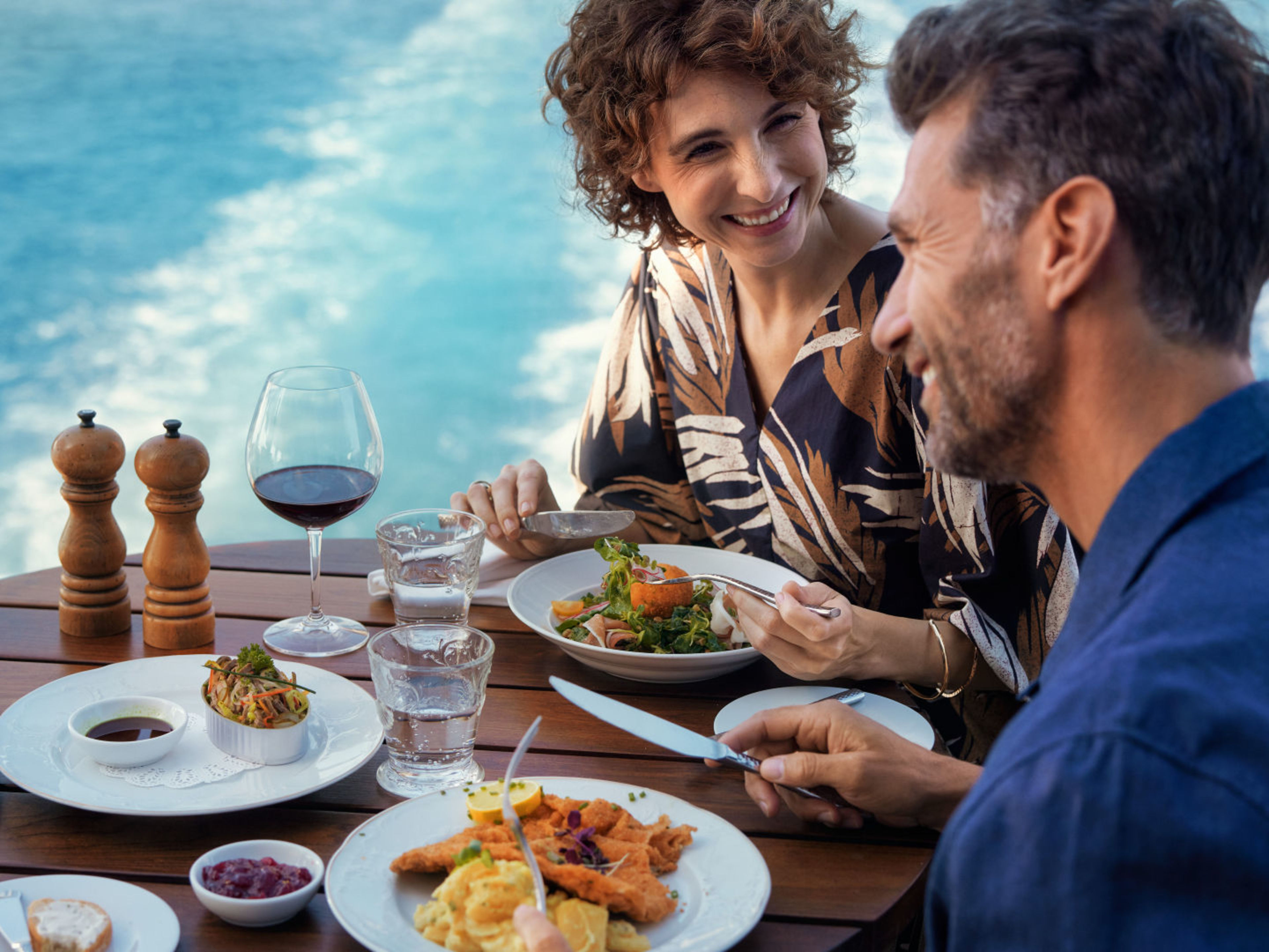 Paar genießt Essen im Außenbereich