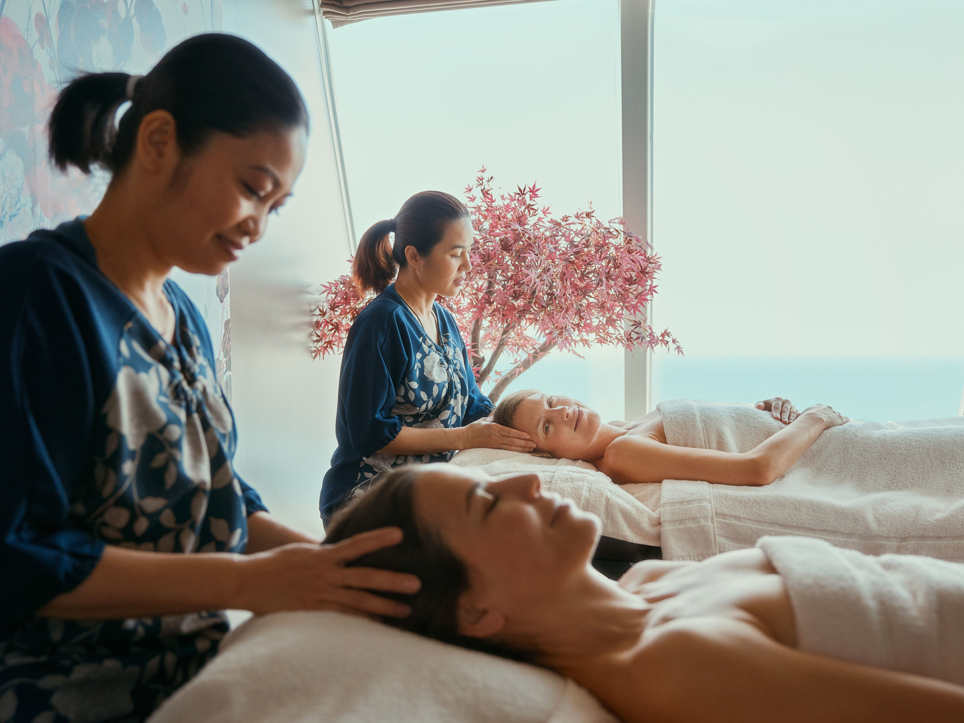Zwei Frauen genießen ihre Massage