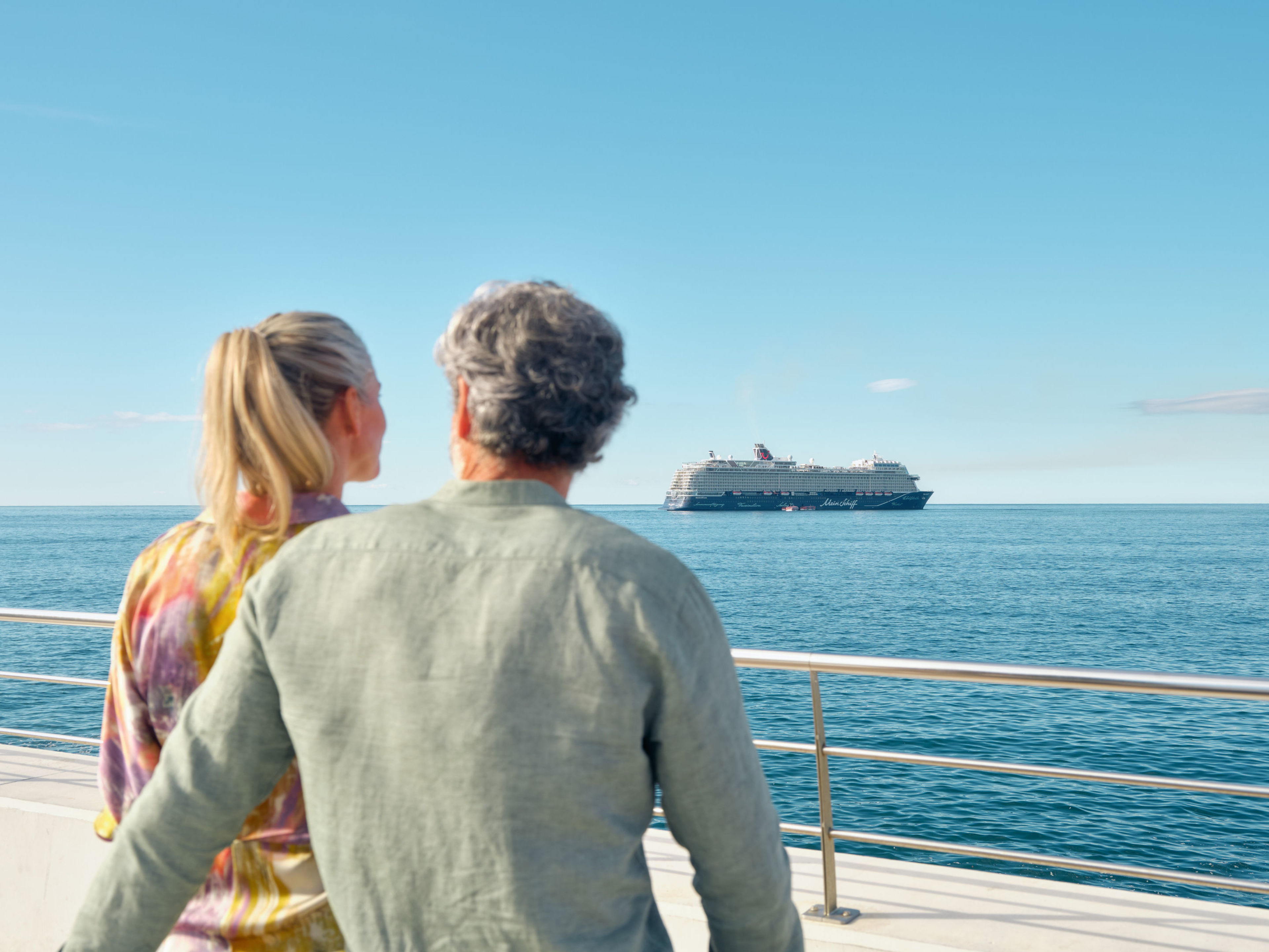 Meine erste Kreuzfahrt Paar ruht sich aus mit Blick auf das Schiff