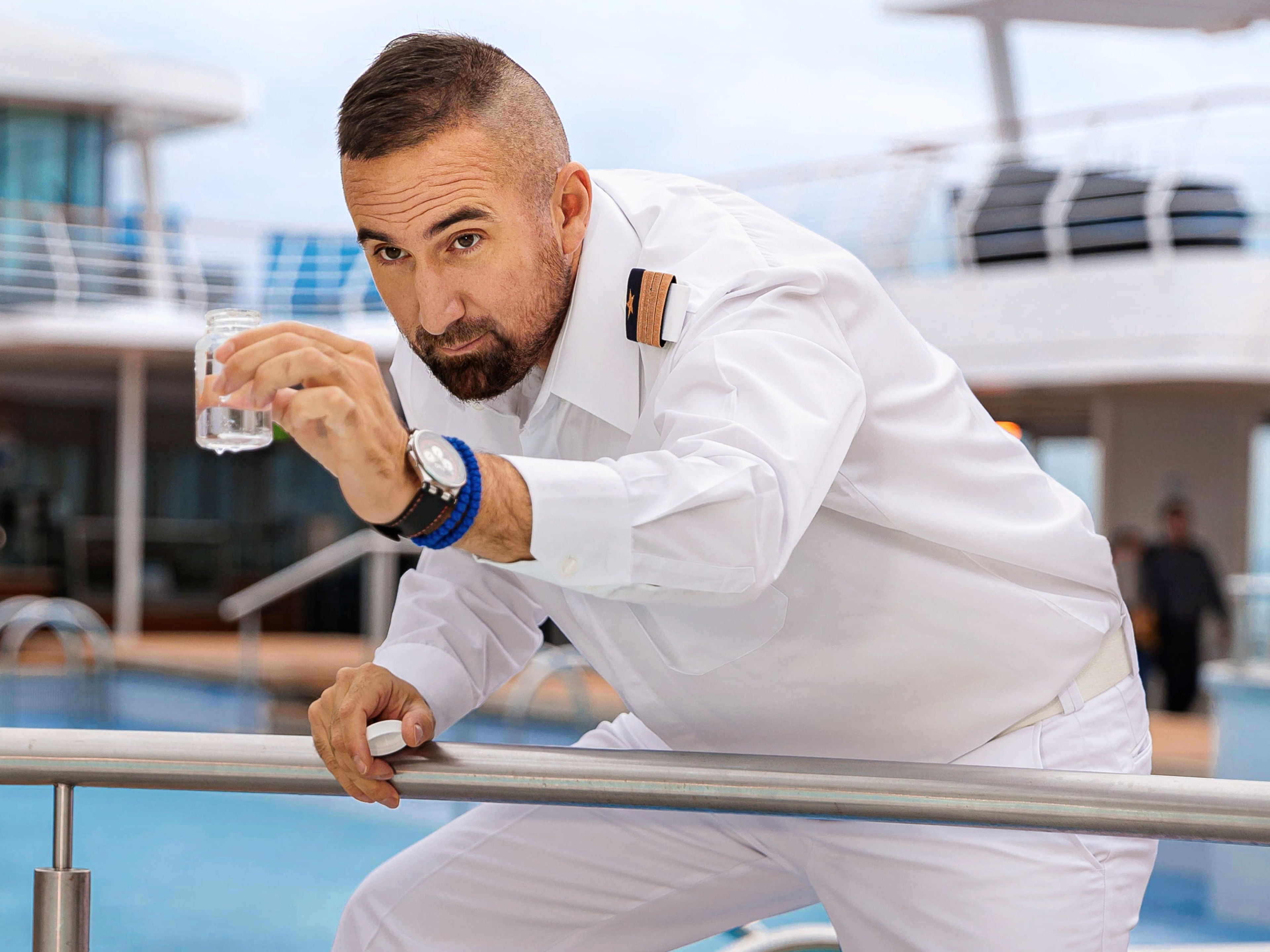 Umweltoffizier kontrolliert Poolwasser Umweltoffizier kontrolliert Poolwasser