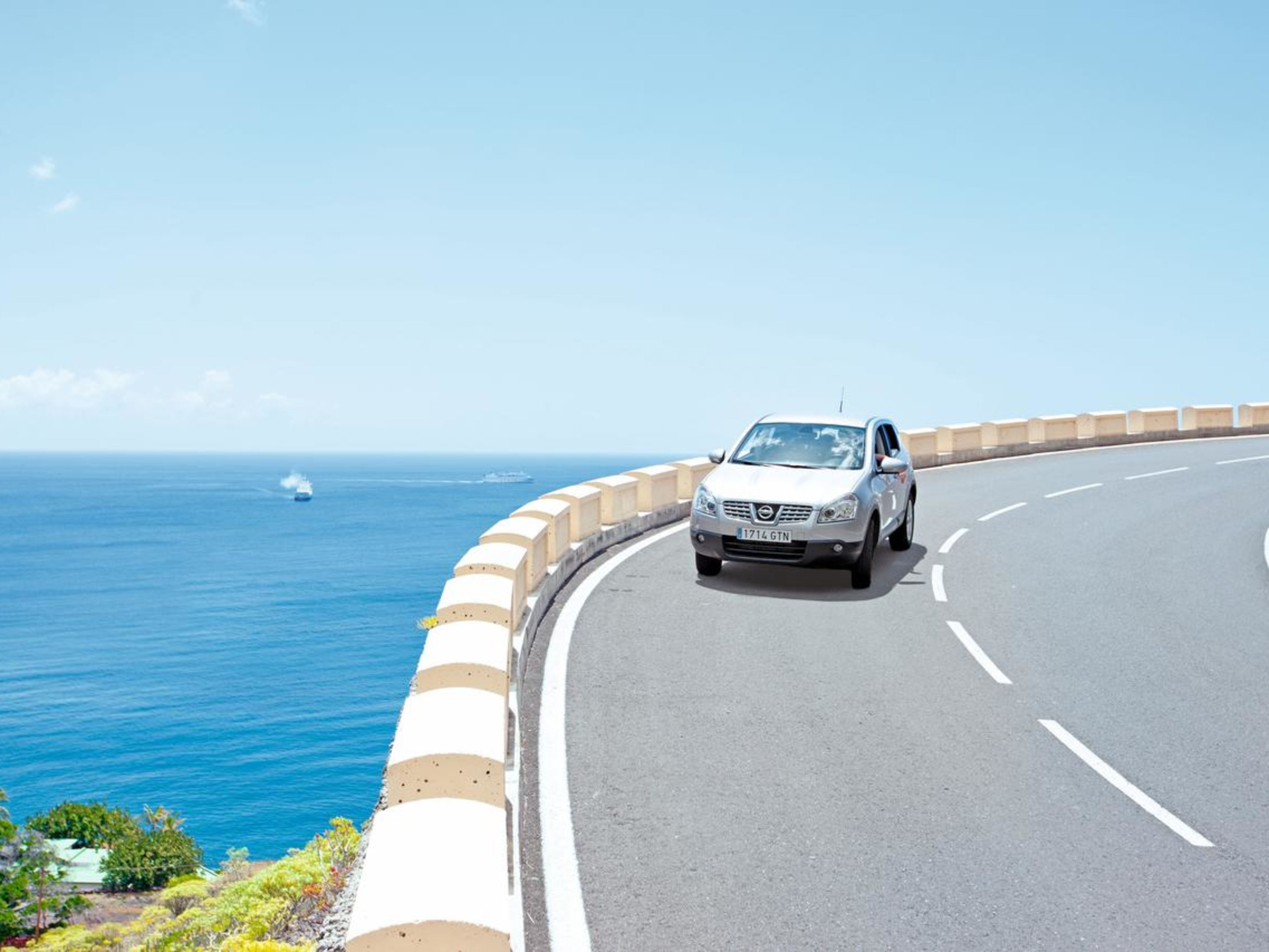 Mietwagen Auto fährt auf einer Küstenstraße