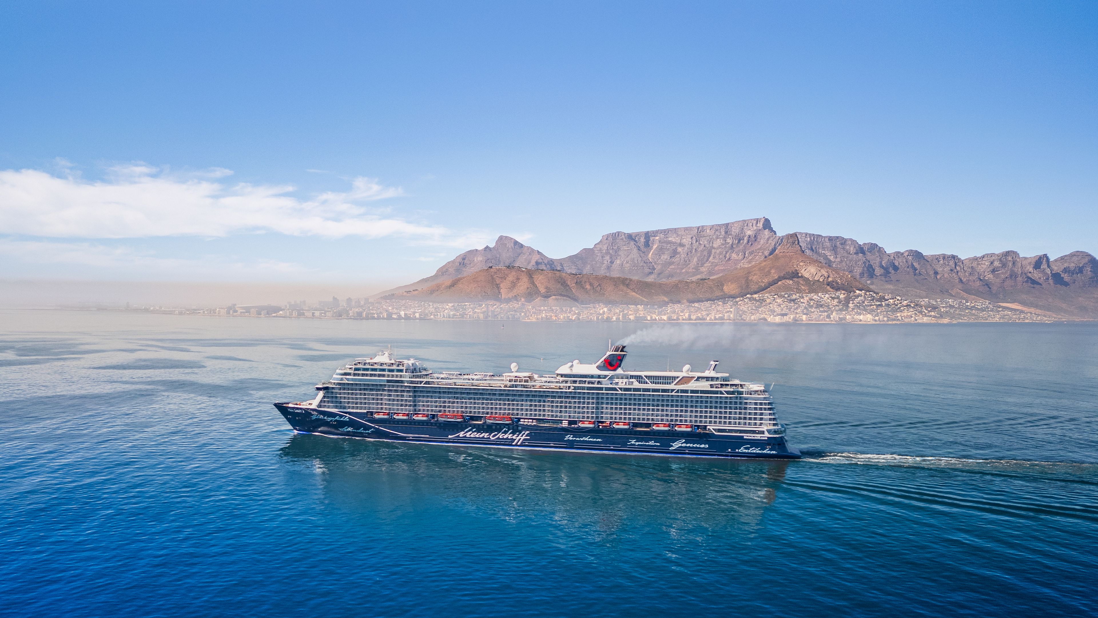Mein Schiff 2 vor Kapstadt
