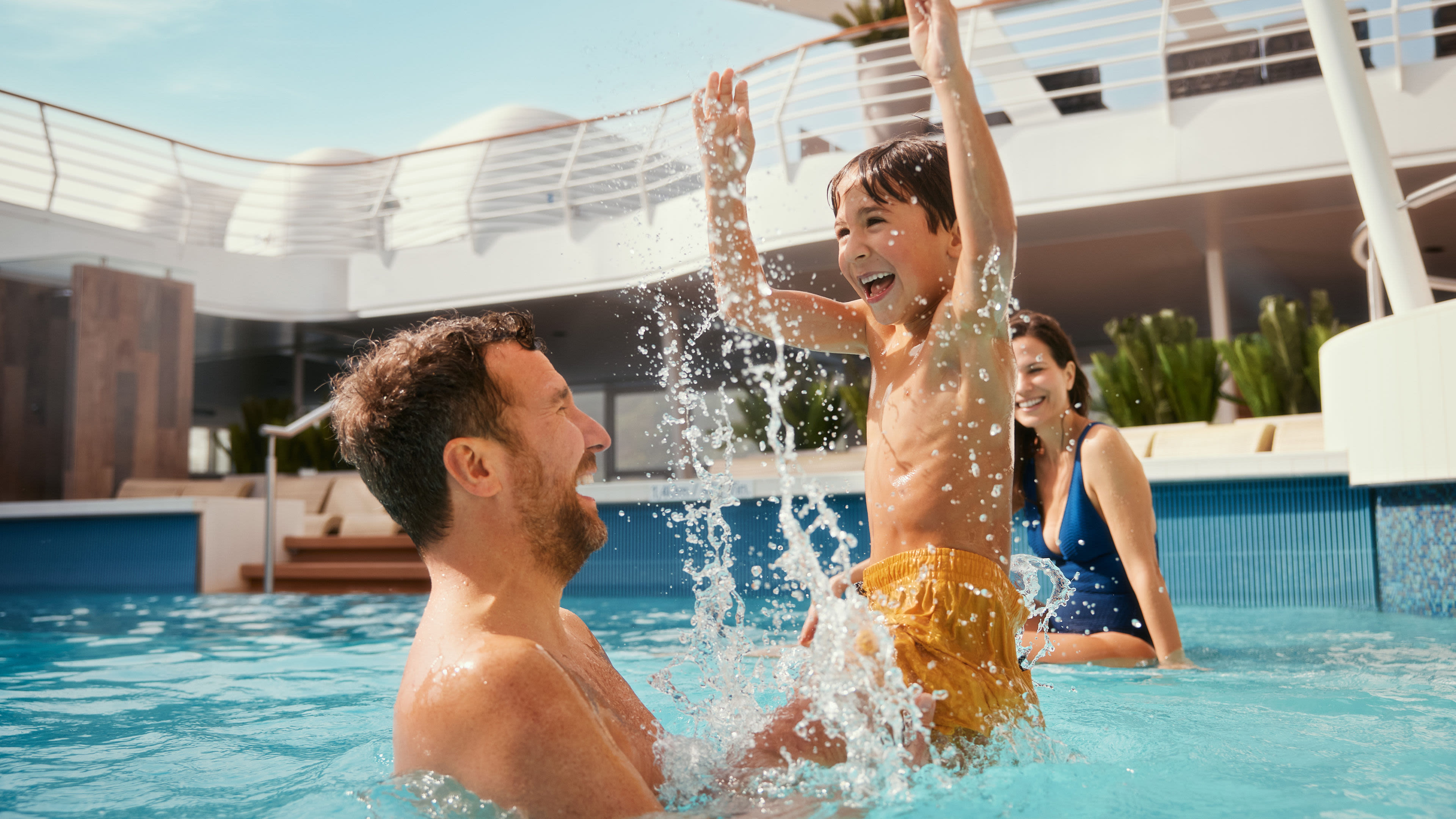 Familie hat Spaß im Pool