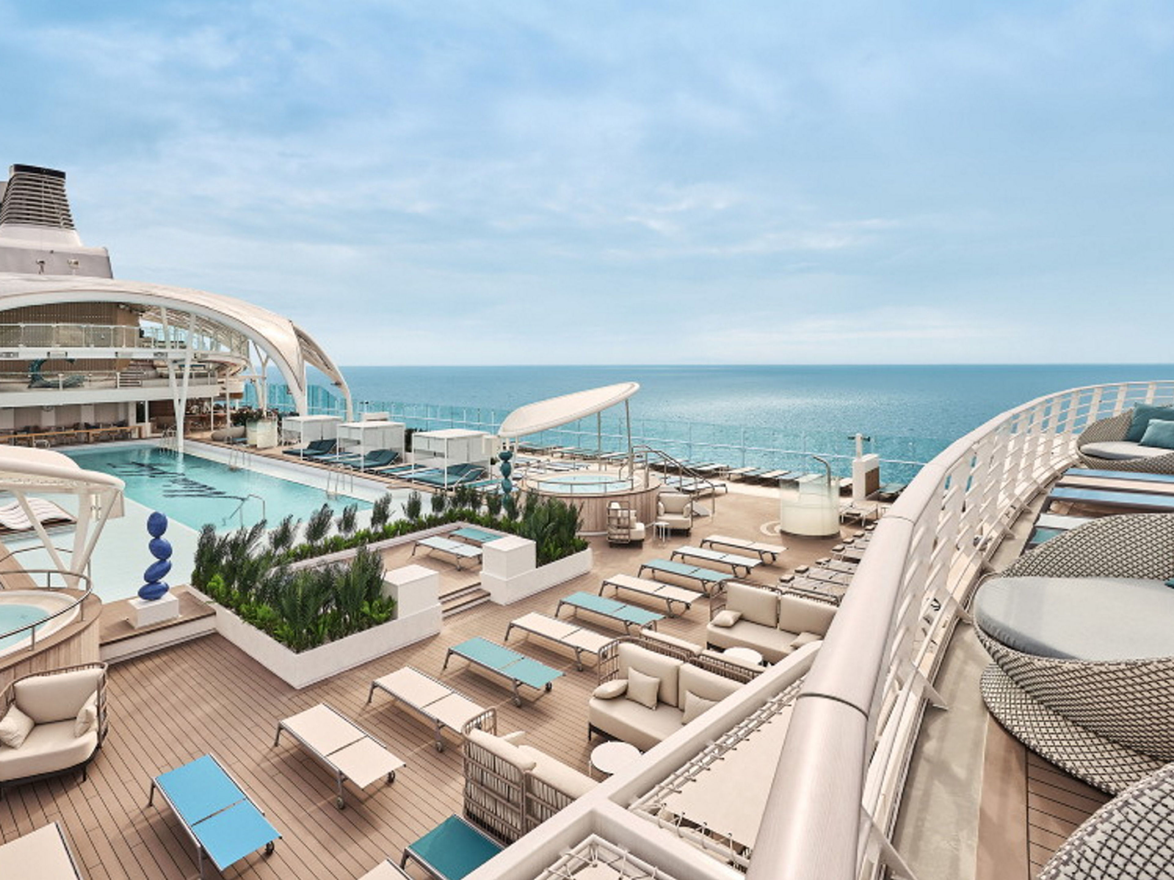 Mein Schiff Flow Außendeck Liegestühle und Loungemöbel am Aussenpool auf der Mein Schiff Flow