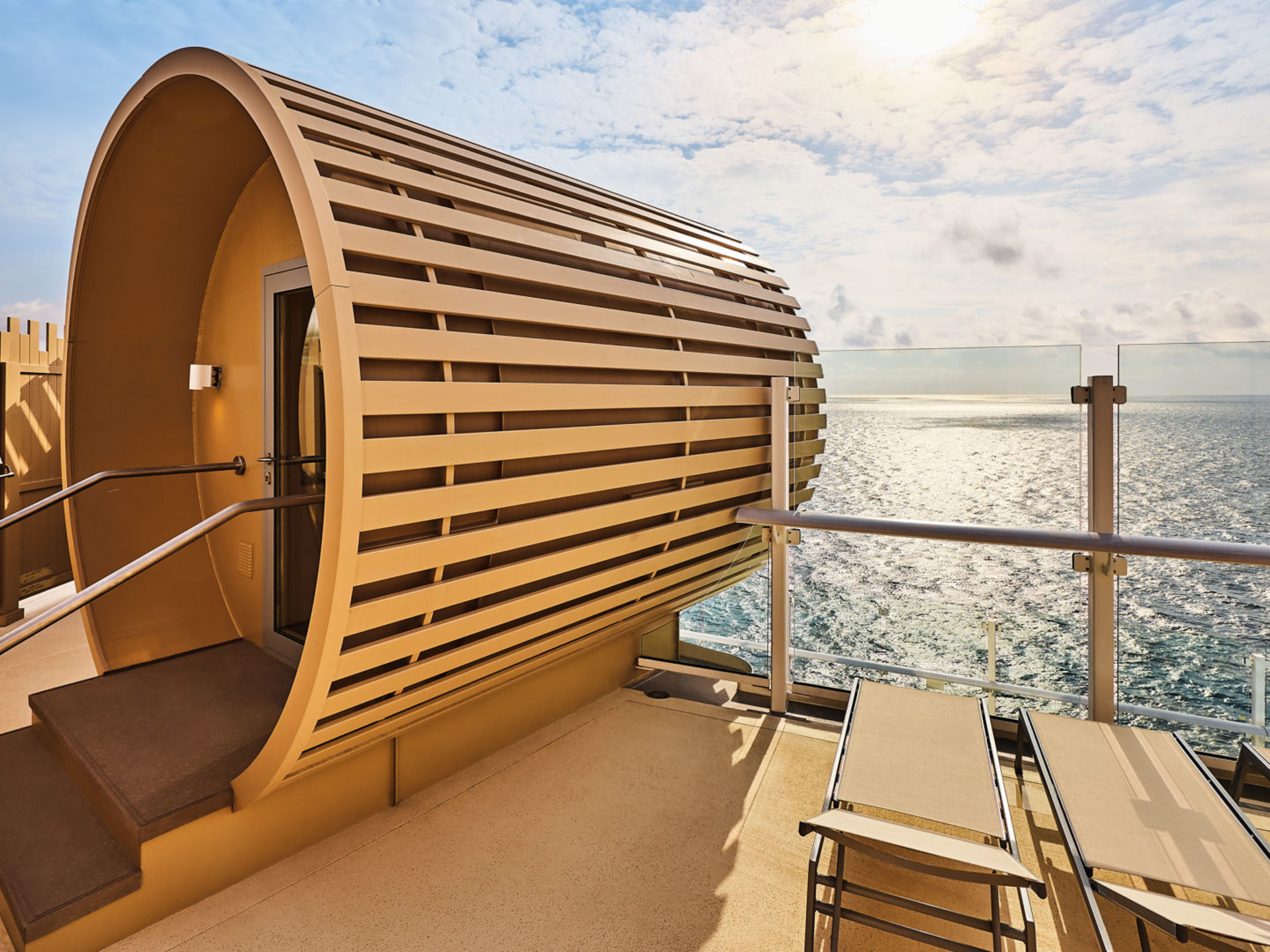 Mein Schiff Relax Outdoor-Fassauna Genießen Sie im gemütlichen Holzfass perfekte Entspannung in privater Atmosphäre. Die Fasssauna für bis zu fünf Personen ist kostenpflichtig buchbar über den Bereich "Meine Reisen" – online oder an Bord.