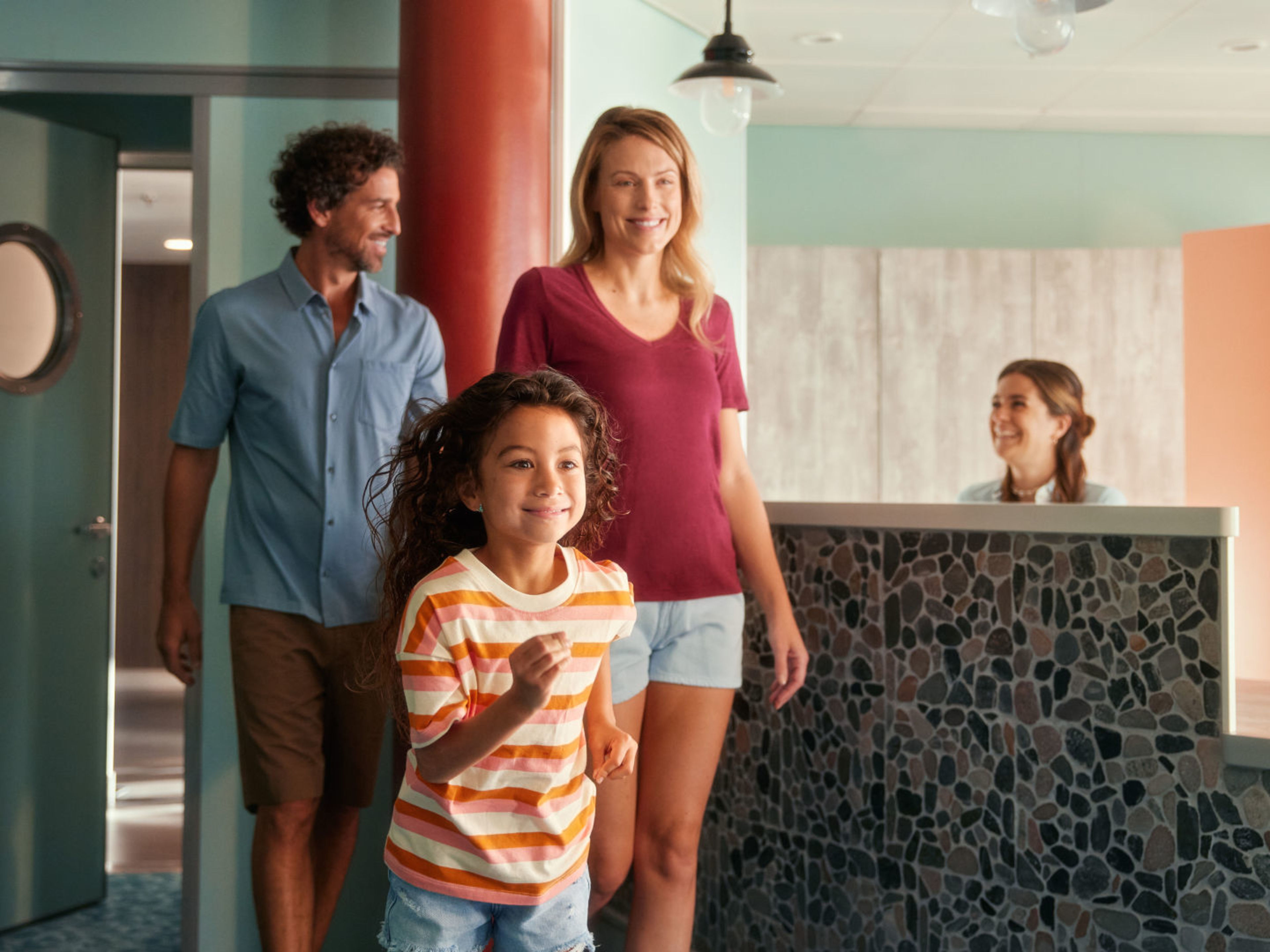 Eltern bringen Kind in den Kids-Club Eltern bringen Kind in den Kids-Club