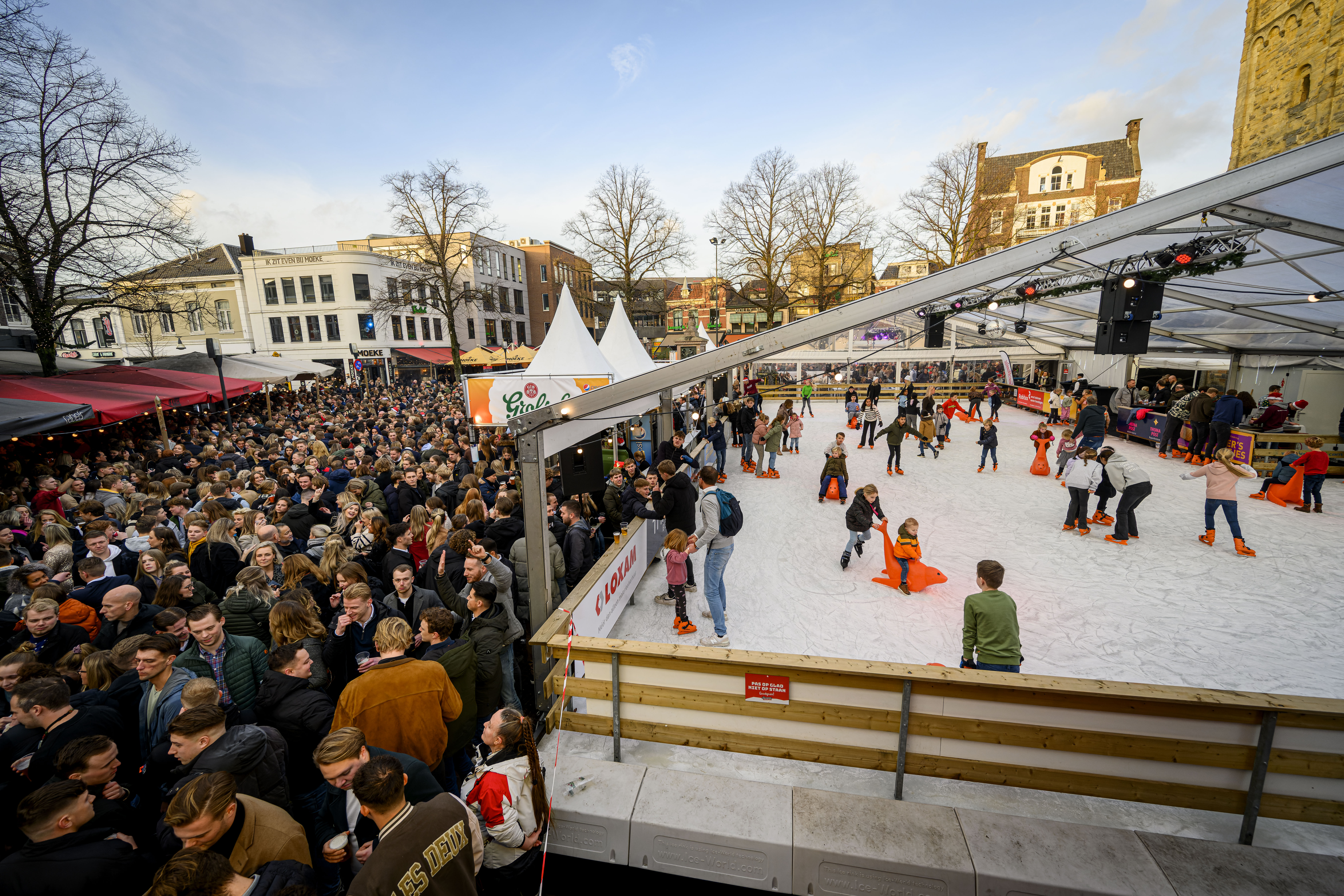 De ijsbaan van buitenaf op de Oude Markt Enschede tijdens kerstmiddag Enschede
