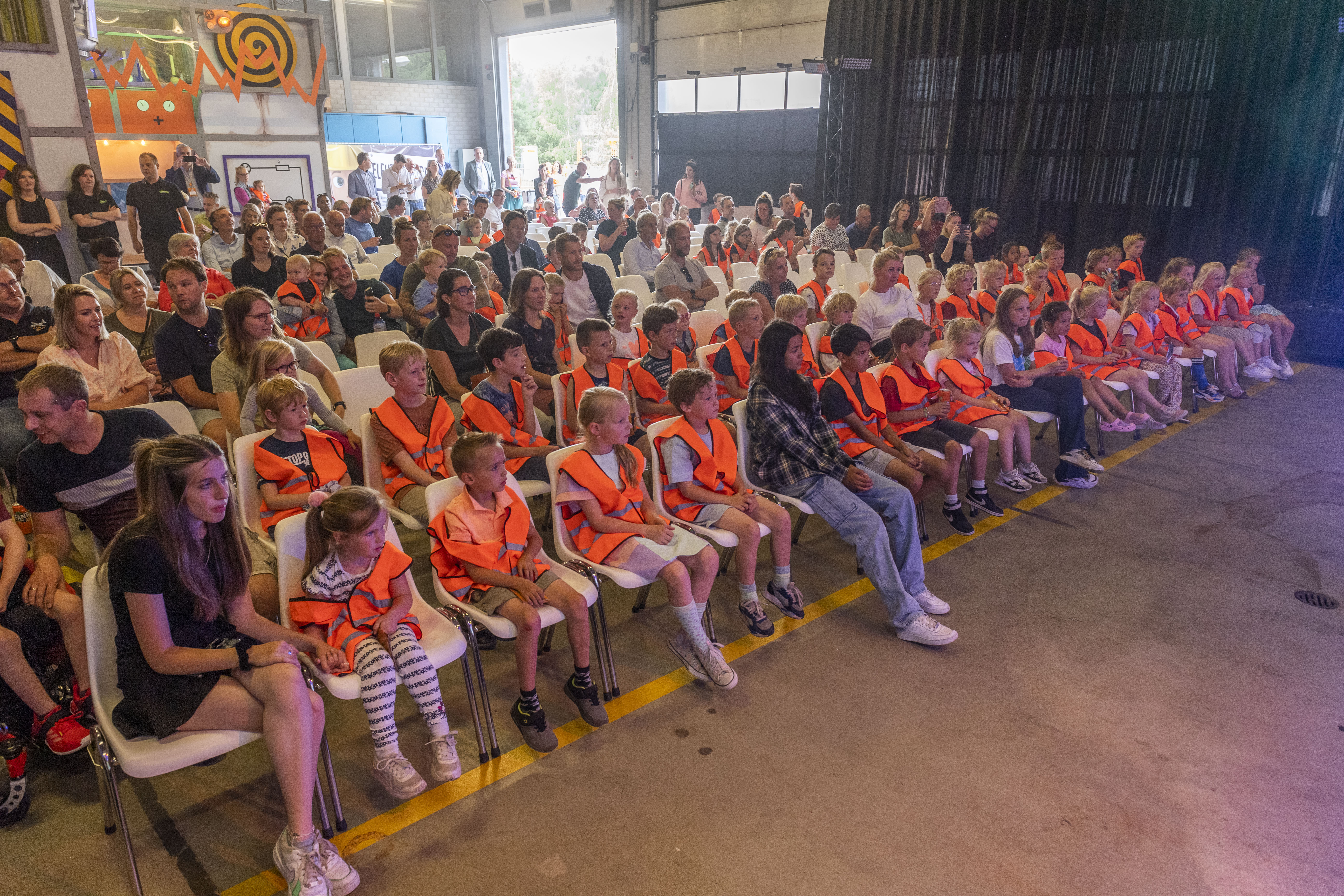 Zaal vol genietende kinderen en toekomstige bouwers