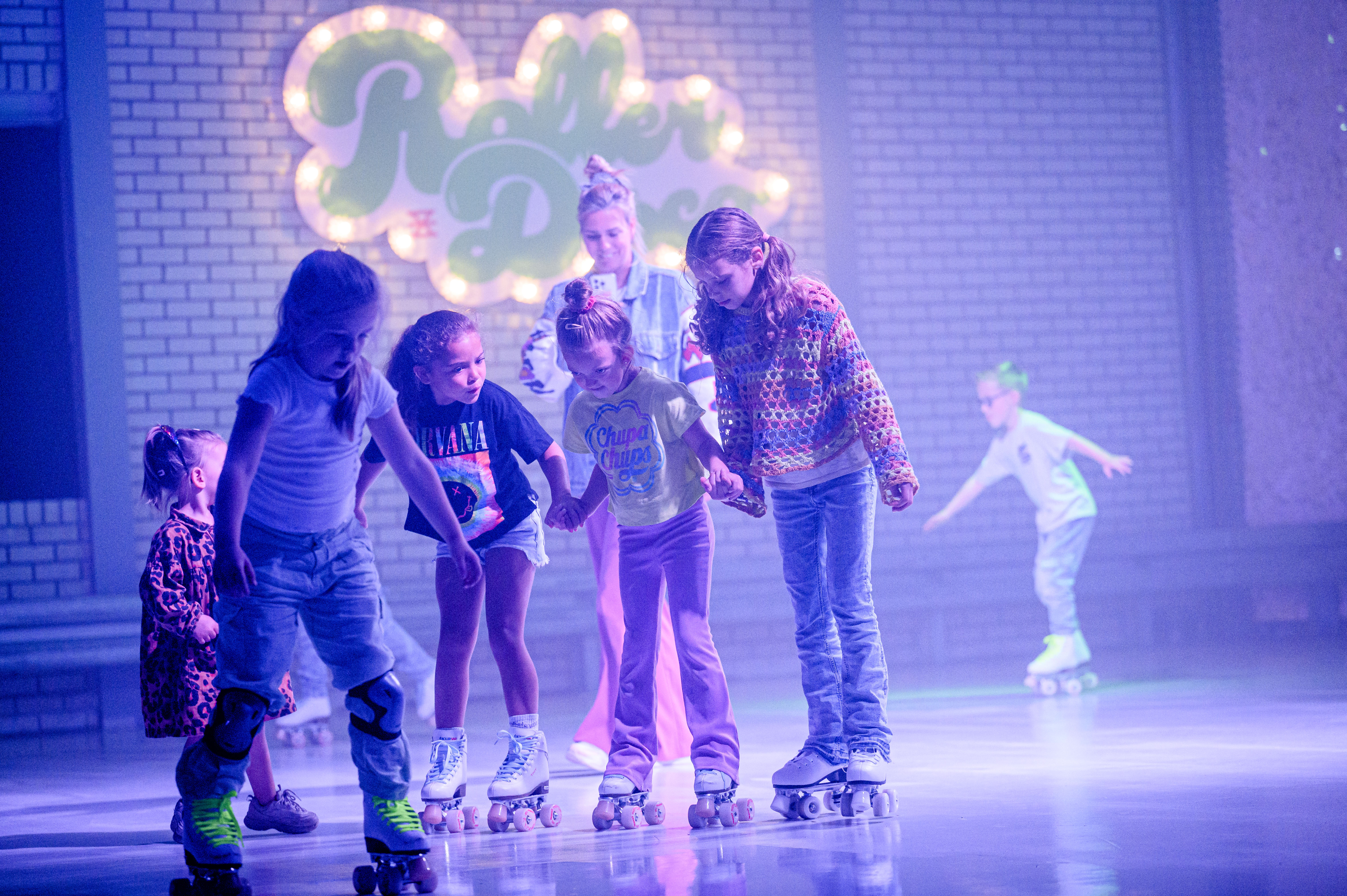 Rolschaatsen tussen de discoballen en neon lichten